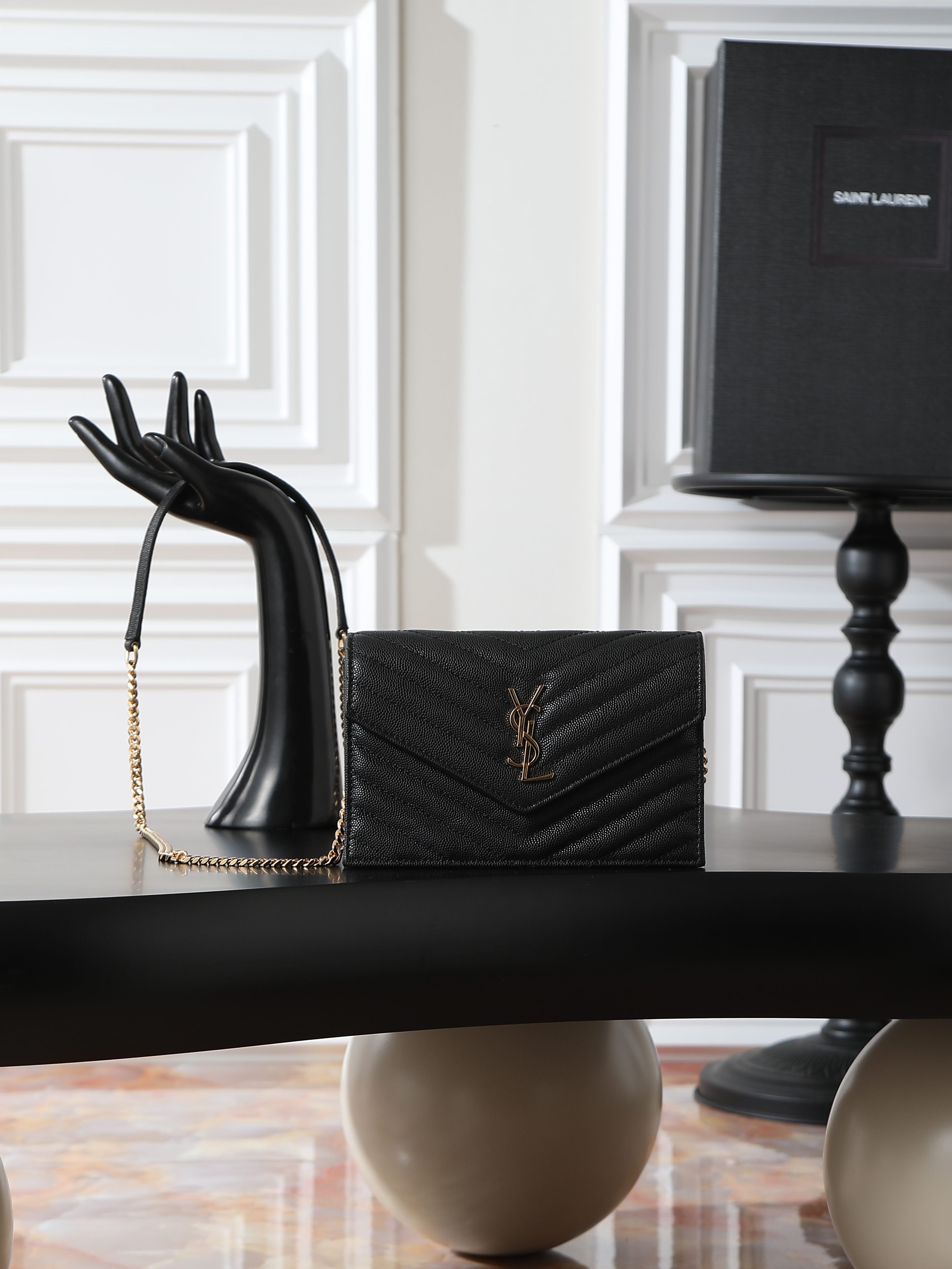 NO:659527,Black gold buckle caviar_ WOC small envelope bag is coming. Speaking of envelope bags, this one from Y family must have a name!  The entire bag is made of Italian cowhide, with a three-dimensional shape and a comfortable feel!  The detachable shoulder strap design enriches the bag's versatility. The shoulder strap can be removed and used directly as a handbag & evening bag. It has multiple built-in card slots, which is extremely practical. You can bring your mobile phone and cards with you when you go out, and a small bag can easily take you around the world!  Model 393953 size 19x11.5x4cm, saint laurent, saint laurent, cowhide19860909黑色金扣鱼子酱_ woc小号信封包来袭,说到信封包,Y家的这一只一定必须要拥有名字！整包采用意大利牛皮制作,版型立体,手感舒适！可拆卸的肩带设计丰富了包包的多用性,肩带拆掉可直接当手包&晚宴包使用,内置多个卡位,实用到爆炸,平时出门带上手机和卡片,一个小包就可以带你轻松走遍天下！ 型号393953 尺寸19x11.5x4cm,圣罗兰,saint laurent,cowhide,Bag