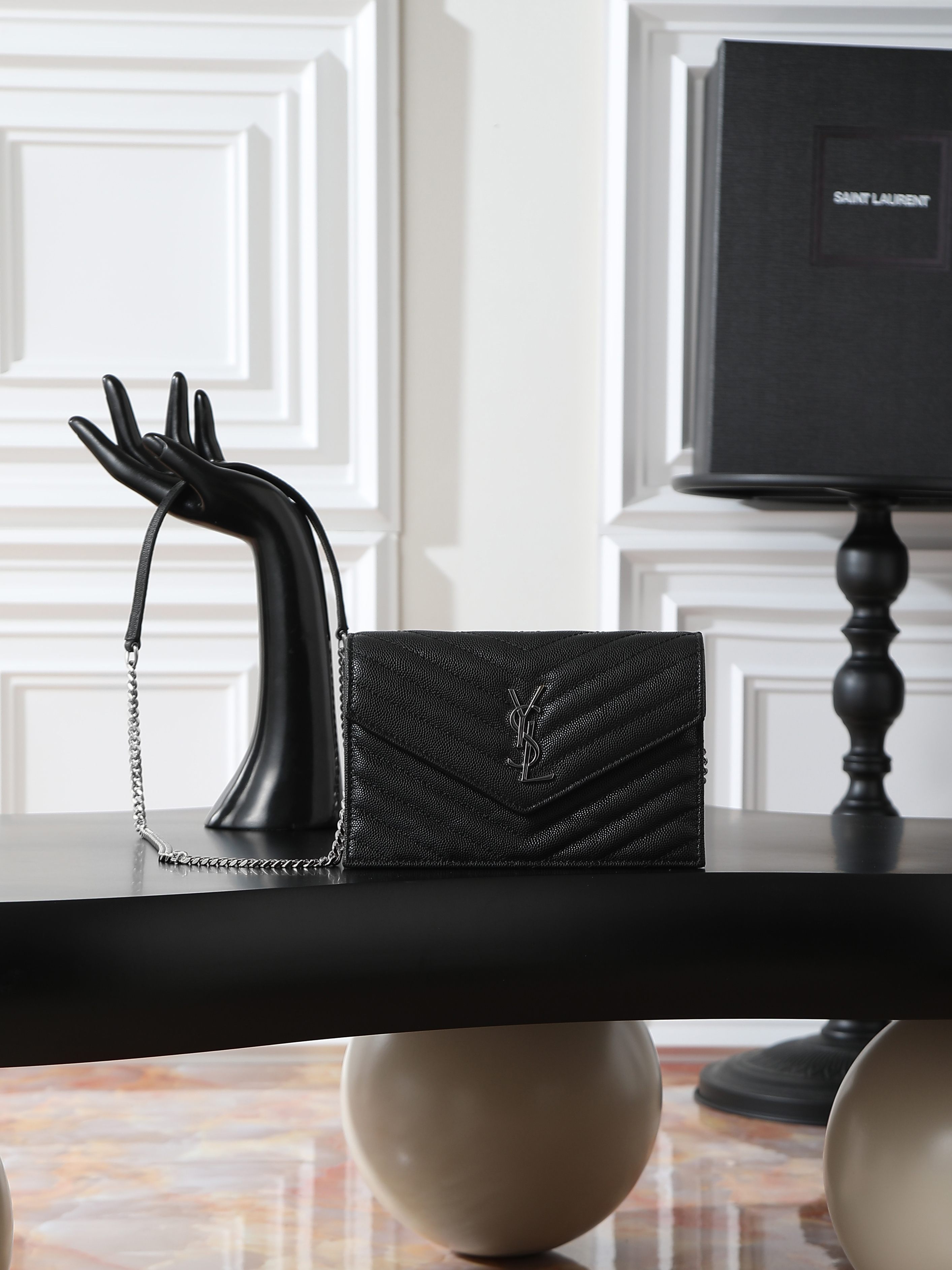 NO:659529,Black silver buckle caviar_ WOC small envelope bag is coming. Speaking of envelope bags, this one from Y family must have a name!  The entire bag is made of Italian cowhide, with a three-dimensional shape and a comfortable feel!  The detachable shoulder strap design enriches the bag's versatility. The shoulder strap can be removed and used directly as a handbag & evening bag. It has multiple built-in card slots, which is extremely practical. You can bring your mobile phone and cards with you when you go out, and a small bag can easily take you around the world!  Model 393953 size 19x11.5x4cm, saint laurent, saint laurent, cowhide19860909黑色银扣鱼子酱_ woc小号信封包来袭,说到信封包,Y家的这一只一定必须要拥有名字！整包采用意大利牛皮制作,版型立体,手感舒适！可拆卸的肩带设计丰富了包包的多用性,肩带拆掉可直接当手包&晚宴包使用,内置多个卡位,实用到爆炸,平时出门带上手机和卡片,一个小包就可以带你轻松走遍天下！ 型号393953 尺寸19x11.5x4cm,圣罗兰,saint laurent,cowhide,Bag