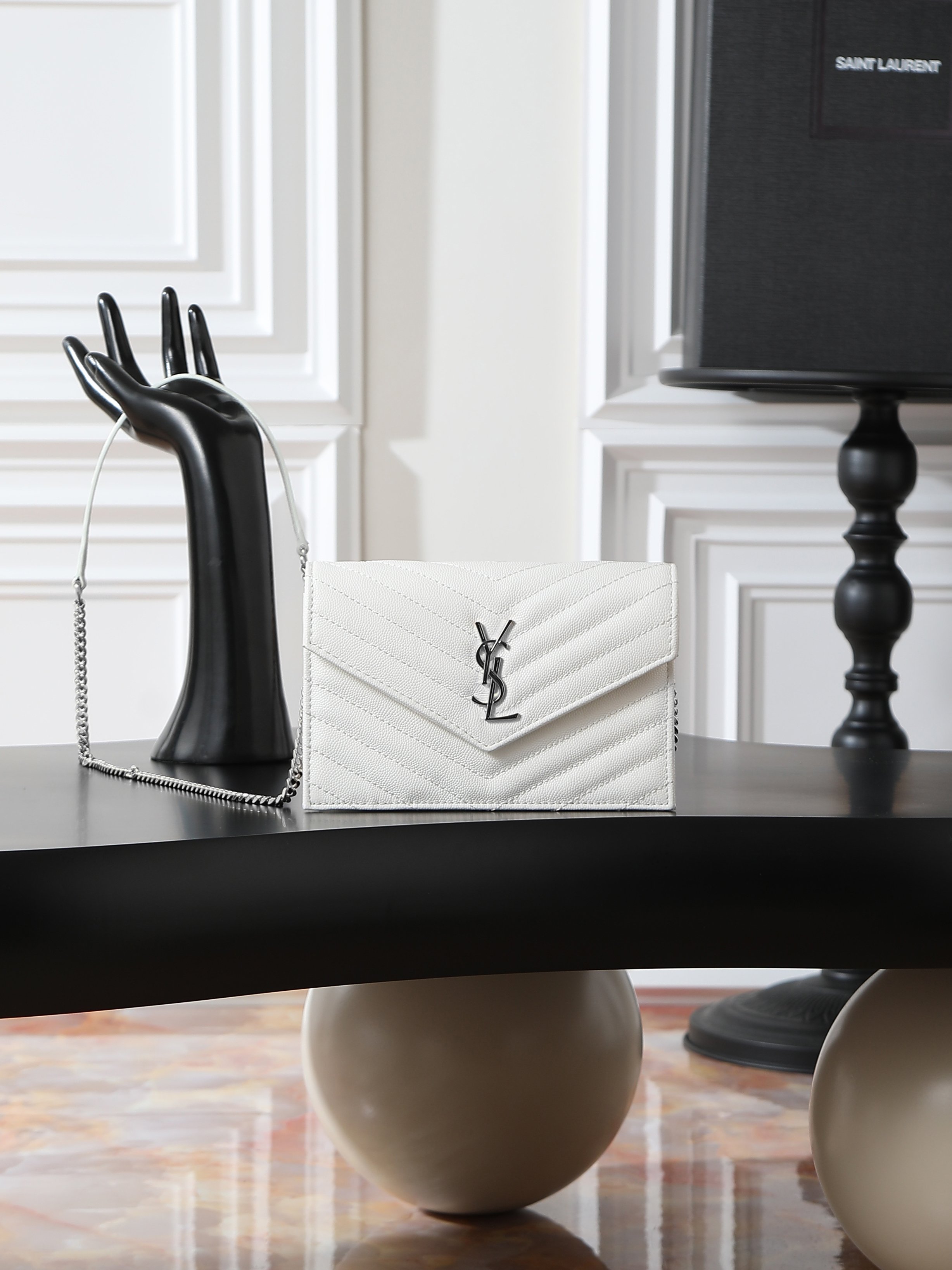 NO:659533,White silver buckle caviar_ WOC small envelope bag is coming. Speaking of envelope bags, this one from Y family must have a name!  The entire bag is made of Italian cowhide, with a three-dimensional shape and a comfortable feel!  The detachable shoulder strap design enriches the bag's versatility. The shoulder strap can be removed and used directly as a handbag & evening bag. It has multiple built-in card slots, which is extremely practical. You can bring your mobile phone and cards with you when you go out, and a small bag can easily take you around the world!  Model 393953 size 19x11.5x4cm, saint laurent, saint laurent, cowhide19860909白色银扣鱼子酱_ woc小号信封包来袭,说到信封包,Y家的这一只一定必须要拥有名字！整包采用意大利牛皮制作,版型立体,手感舒适！可拆卸的肩带设计丰富了包包的多用性,肩带拆掉可直接当手包&晚宴包使用,内置多个卡位,实用到爆炸,平时出门带上手机和卡片,一个小包就可以带你轻松走遍天下！ 型号393953 尺寸19x11.5x4cm,圣罗兰,saint laurent,cowhide,Bag