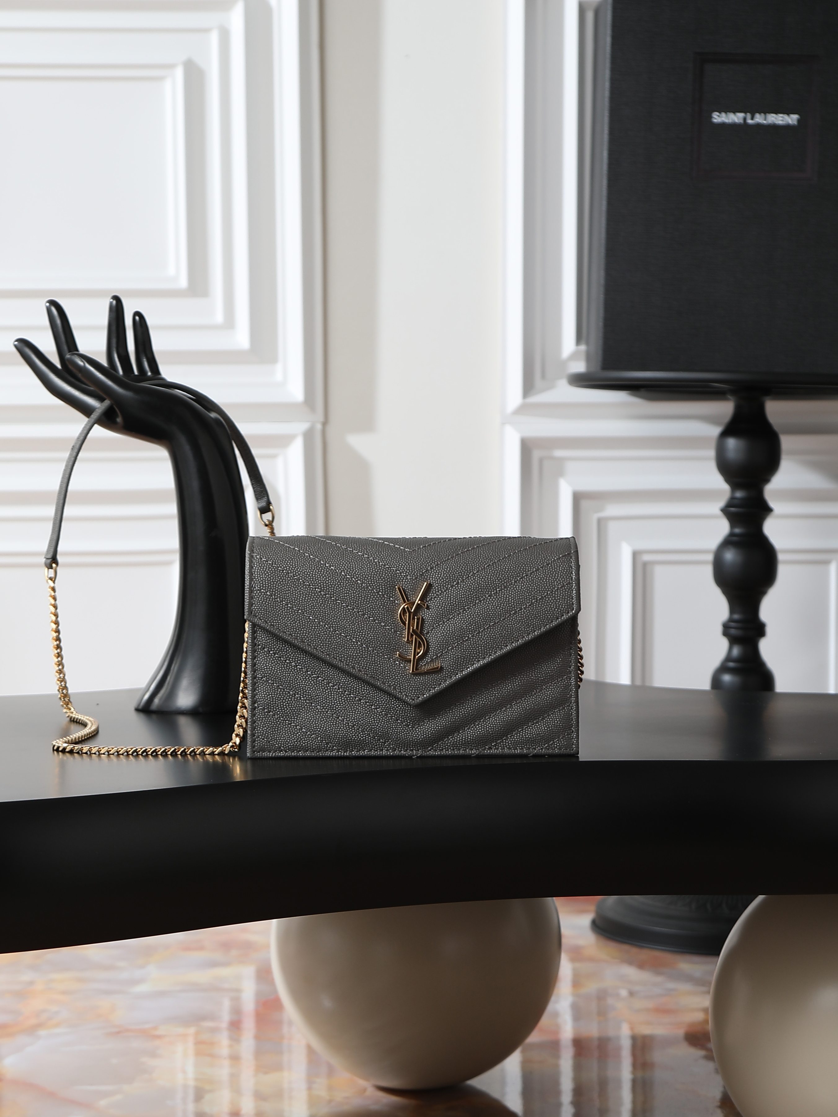 NO:659535,Gray gold buckle caviar_ WOC small envelope bag is coming. Speaking of envelope bags, this one from Y family must have a name!  The entire bag is made of Italian cowhide, with a three-dimensional shape and a comfortable feel!  The detachable shoulder strap design enriches the bag's versatility. The shoulder strap can be removed and used directly as a handbag & evening bag. It has multiple built-in card slots, which is extremely practical. You can bring your mobile phone and cards with you when you go out, and a small bag can easily take you around the world!  Model 393953 size 19x11.5x4cm, saint laurent, saint laurent, cowhide19860909灰色金扣鱼子酱_ woc小号信封包来袭,说到信封包,Y家的这一只一定必须要拥有名字！整包采用意大利牛皮制作,版型立体,手感舒适！可拆卸的肩带设计丰富了包包的多用性,肩带拆掉可直接当手包&晚宴包使用,内置多个卡位,实用到爆炸,平时出门带上手机和卡片,一个小包就可以带你轻松走遍天下！ 型号393953 尺寸19x11.5x4cm,圣罗兰,saint laurent,cowhide,Bag