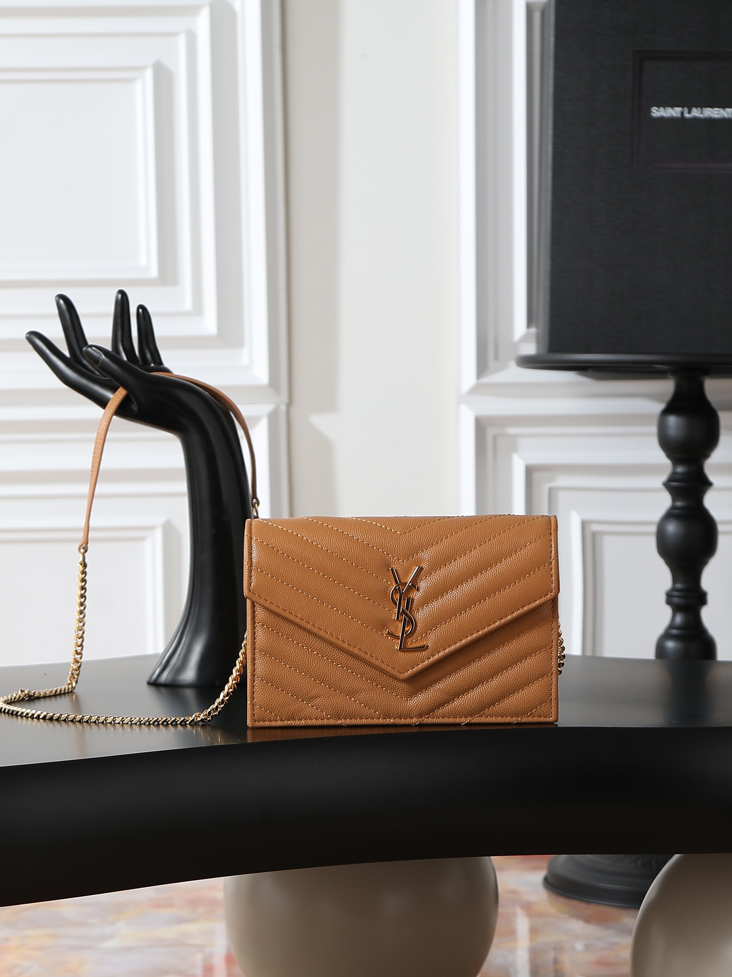 NO:659536,Caviar with native gold buckle_ WOC small envelope bag is coming. Speaking of envelope bags, this one from Y family must have a name!  The entire bag is made of Italian cowhide, with a three-dimensional shape and a comfortable feel!  The detachable shoulder strap design enriches the bag's versatility. The shoulder strap can be removed and used directly as a handbag & evening bag. It has multiple built-in card slots, which is extremely practical. You can bring your mobile phone and cards with you when you go out, and a small bag can easily take you around the world!  Model 393953 size 19x11.5x4cm, saint laurent, saint laurent, cowhide, gold19860909土黄金扣鱼子酱_ woc小号信封包来袭,说到信封包,Y家的这一只一定必须要拥有名字！整包采用意大利牛皮制作,版型立体,手感舒适！可拆卸的肩带设计丰富了包包的多用性,肩带拆掉可直接当手包&晚宴包使用,内置多个卡位,实用到爆炸,平时出门带上手机和卡片,一个小包就可以带你轻松走遍天下！ 型号393953 尺寸19x11.5x4cm,圣罗兰,saint laurent,cowhide,gold,Bag