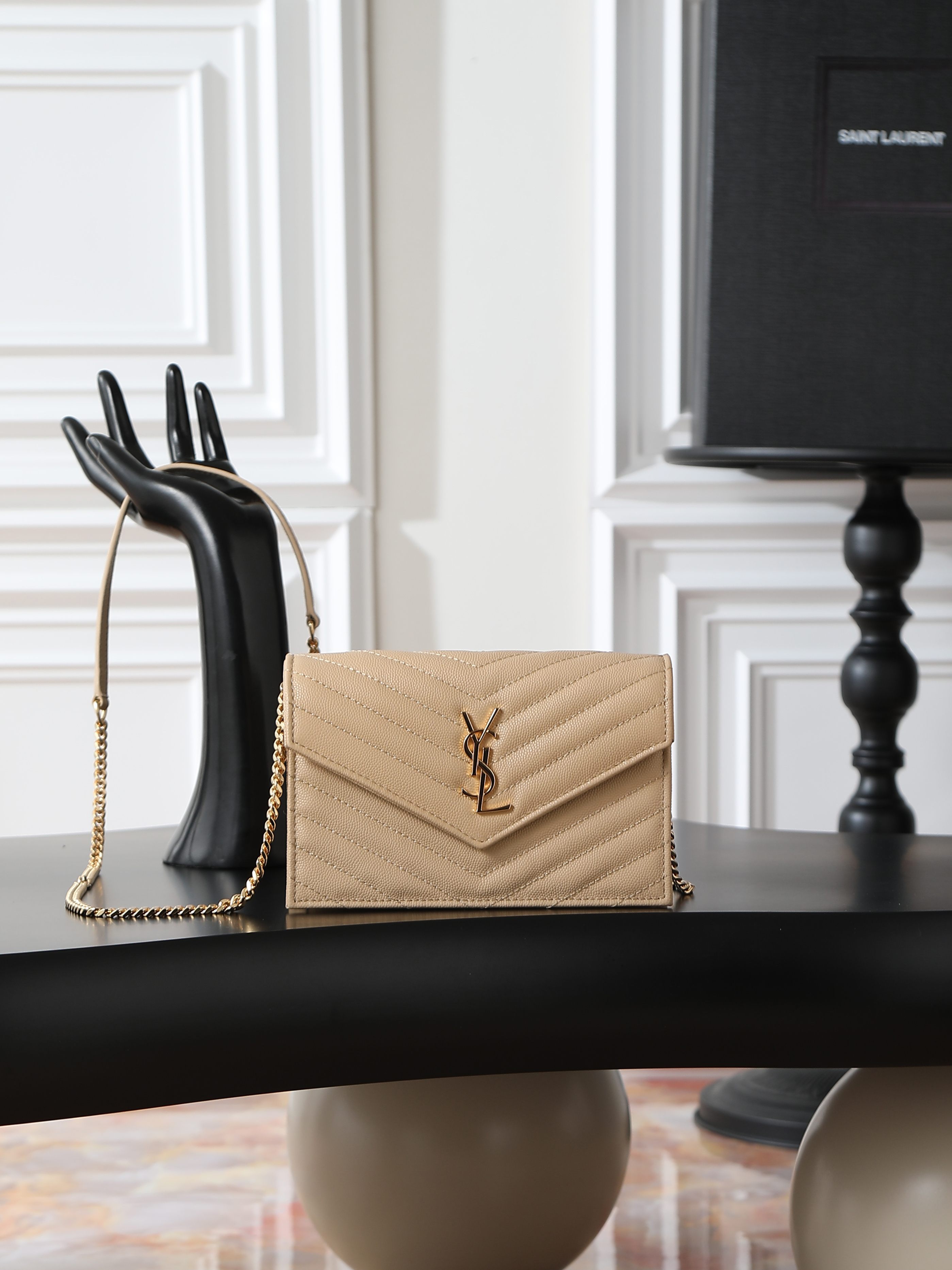 NO:659538,Apricot Gold Buckle Caviar_ WOC small envelope bag is coming. Speaking of envelope bags, this one from Y family must have a name!  The entire bag is made of Italian cowhide, with a three-dimensional shape and a comfortable feel!  The detachable shoulder strap design enriches the bag's versatility. The shoulder strap can be removed and used directly as a handbag & evening bag. It has multiple built-in card slots, which is extremely practical. You can bring your mobile phone and cards with you when you go out, and a small bag can easily take you around the world!  Model 393953 size 19x11.5x4cm, saint laurent, saint laurent, cowhide19860909杏色金扣鱼子酱_ woc小号信封包来袭,说到信封包,Y家的这一只一定必须要拥有名字！整包采用意大利牛皮制作,版型立体,手感舒适！可拆卸的肩带设计丰富了包包的多用性,肩带拆掉可直接当手包&晚宴包使用,内置多个卡位,实用到爆炸,平时出门带上手机和卡片,一个小包就可以带你轻松走遍天下！ 型号393953 尺寸19x11.5x4cm,圣罗兰,saint laurent,cowhide,Bag