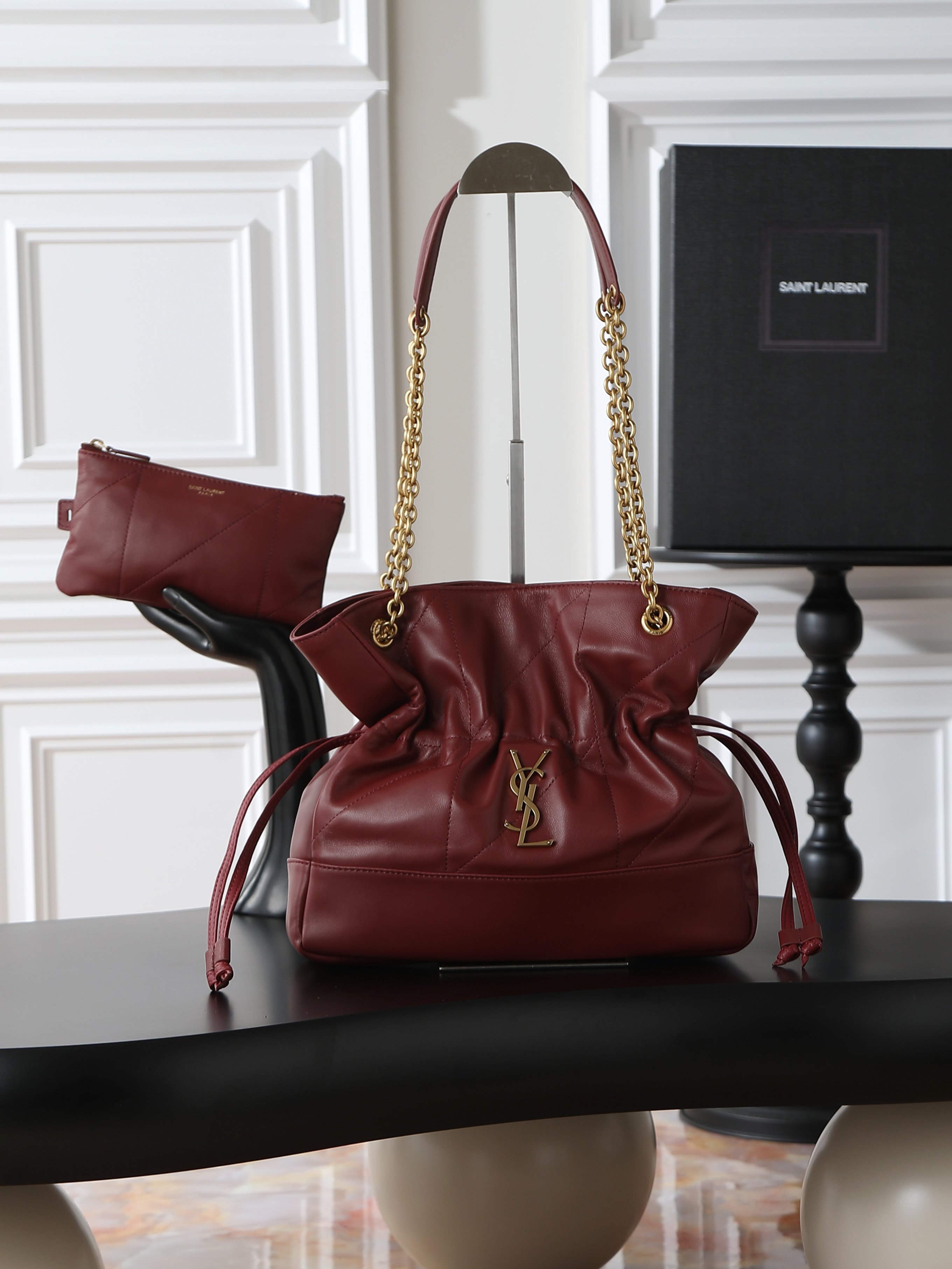 NO:659428,Jamie 4.3 Large POCHON_Small lucky bag bucket bag. Made of soft lambskin imported from Italy. The drawstring design gives the handbag a natural and high-end pleated feel. The metal chain and the metal logo on the bag complement each other. The upper body naturally has a relaxed and fashionable feel. The shape of the lucky bag is more unique and attitude!  Extra large capacity, can hold a laptop, model 833948, size 27×29×11cm, saint laurent, saint laurent, sheepskin19860909Jamie 4.3 Large POCHON_小号 福袋水桶包 意大利进口柔软小羊皮 抽绳设计让手袋呈现出自然高级的褶皱感 金属链条和包身上的金属logo相得益彰 上身自然有种散发松弛的时髦感 福袋造型更加独特有态度！超大容量 可放下笔记本电脑 型号833948 尺寸27×29×11cm,圣罗兰,saint laurent,sheepskin,Bag