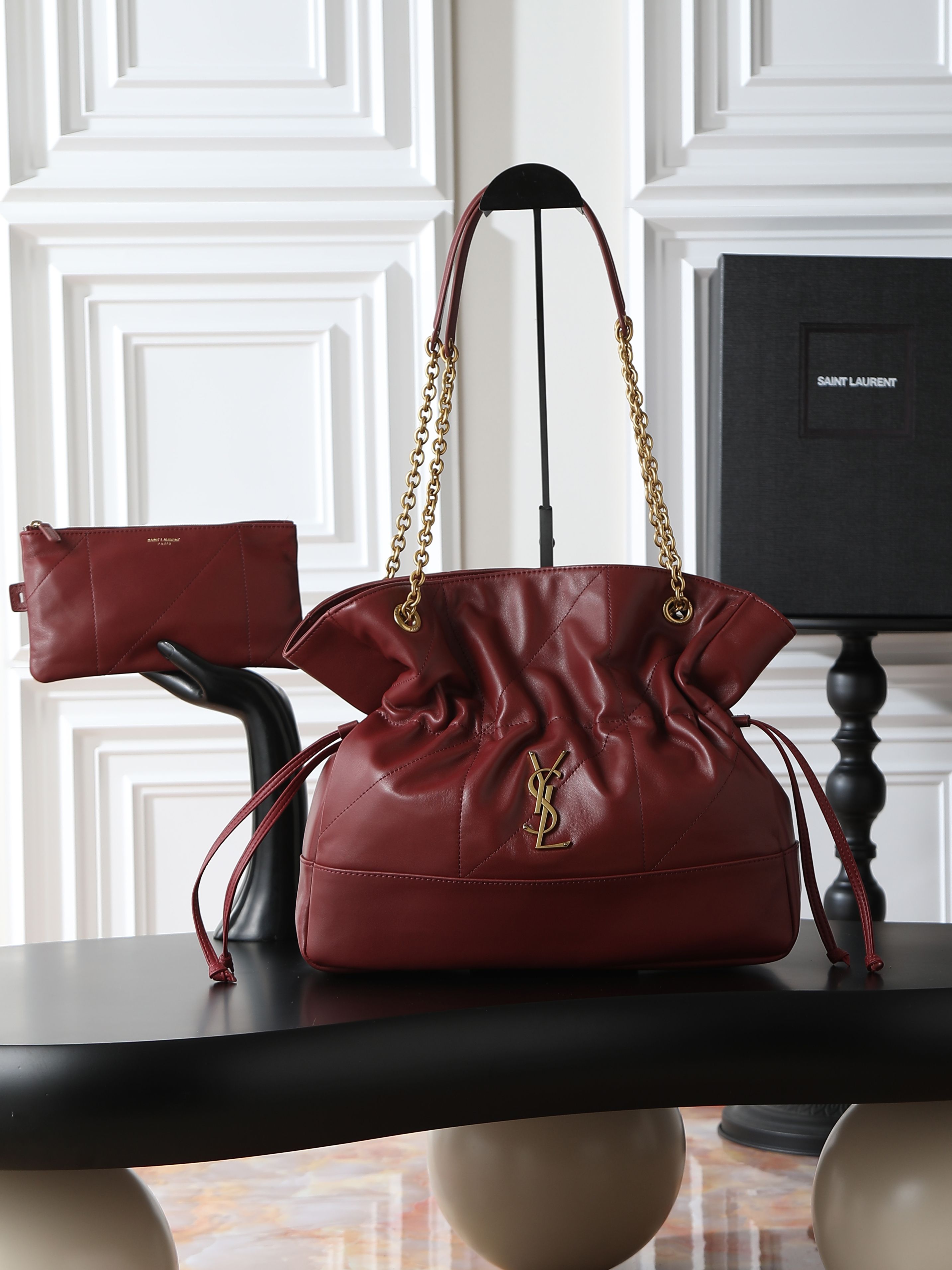 NO:659432,Jamie 4.3 Large POCHON_Lucky Bag Bucket Bag Made of soft lambskin imported from Italy. The drawstring design gives the handbag a natural and high-end pleated feel. The metal chain and the metal logo on the bag complement each other. The upper body naturally has a relaxed and fashionable feel. The shape of the lucky bag is more unique and attitude!  Extra large capacity, can hold a laptop, model 809824, size 35×35×10cm, saint laurent, saint laurent, sheepskin19860909Jamie 4.3 Large POCHON_福袋水桶包 意大利进口柔软小羊皮 抽绳设计让手袋呈现出自然高级的褶皱感 金属链条和包身上的金属logo相得益彰 上身自然有种散发松弛的时髦感 福袋造型更加独特有态度！超大容量 可放下笔记本电脑 型号809824 尺寸35×35×10cm,圣罗兰,saint laurent,sheepskin,Bag