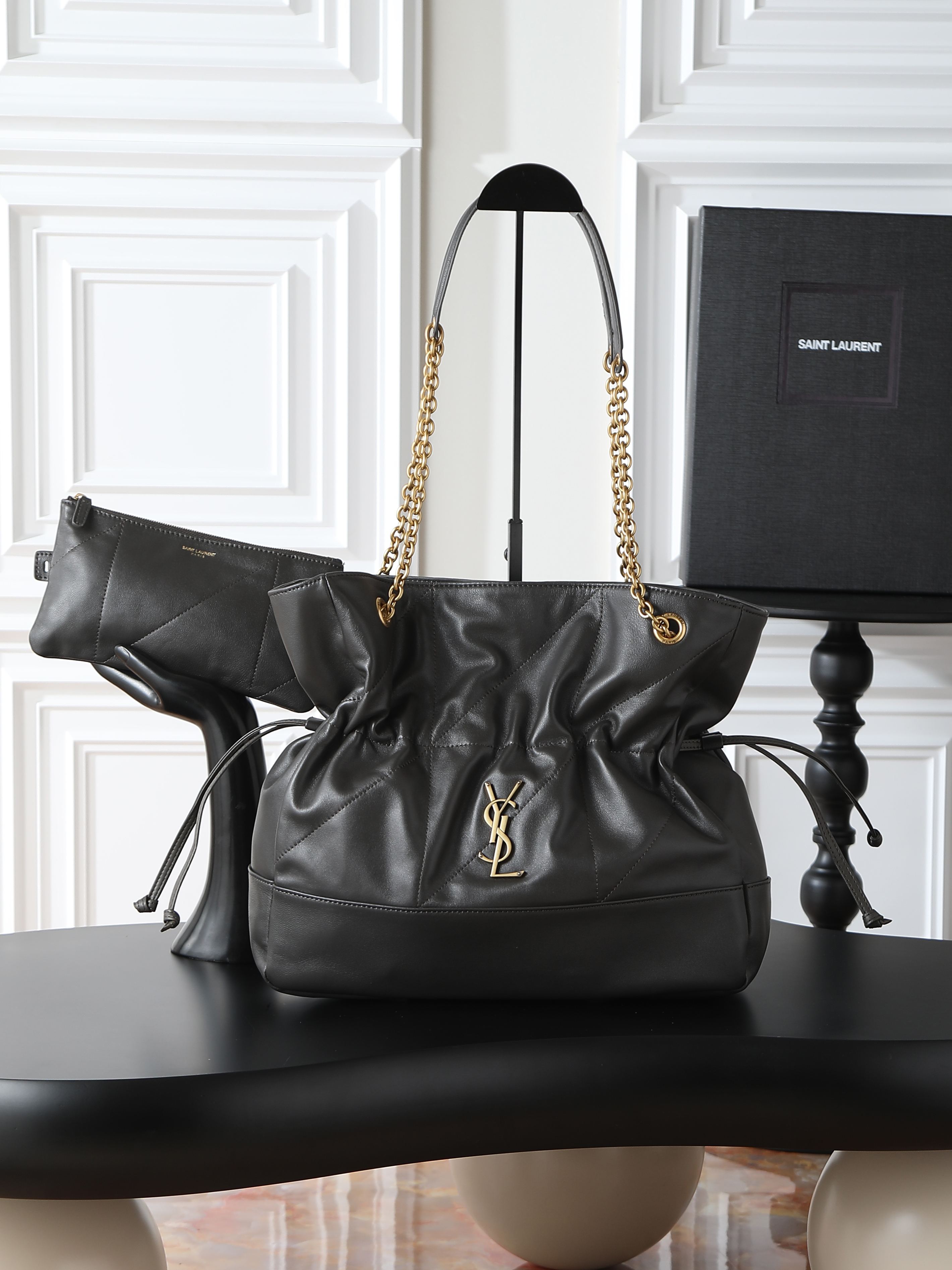 NO:659411,Urban Gray Jamie 4.3 Large POCHON_Lucky Bag Bucket Bag. Soft lambskin imported from Italy. The drawstring design gives the handbag a natural and high-end pleated feel. The metal chain and the metal logo on the bag complement each other. The upper body naturally has a relaxed and fashionable feel. The lucky bag shape is more unique and attitude!  Extra large capacity, can hold a laptop, model 809824, size 35×35×10cm, saint laurent, saint laurent, sheepskin19860909都市灰Jamie 4.3 Large POCHON_福袋水桶包 意大利进口柔软小羊皮 抽绳设计让手袋呈现出自然高级的褶皱感 金属链条和包身上的金属logo相得益彰 上身自然有种散发松弛的时髦感 福袋造型更加独特有态度！超大容量 可放下笔记本电脑 型号809824 尺寸35×35×10cm,圣罗兰,saint laurent,sheepskin,Bag