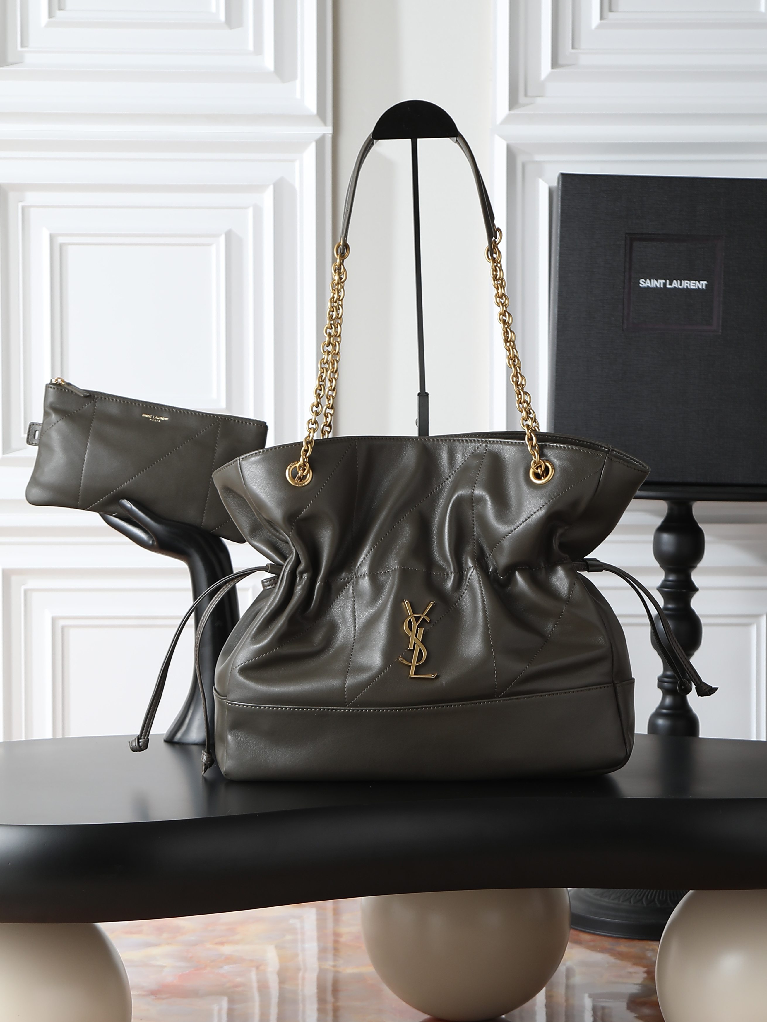 NO:659417,Jamie 4.3 Large POCHON_Lucky Bag Bucket Bag Made of soft lambskin imported from Italy. The drawstring design gives the handbag a natural and high-end pleated feel. The metal chain and the metal logo on the bag complement each other. The upper body naturally has a relaxed and fashionable feel. The shape of the lucky bag is more unique and attitude!  Extra large capacity, can hold a laptop, model 809824, size 35×35×10cm, saint laurent, saint laurent, sheepskin19860909Jamie 4.3 Large POCHON_福袋水桶包 意大利进口柔软小羊皮 抽绳设计让手袋呈现出自然高级的褶皱感 金属链条和包身上的金属logo相得益彰 上身自然有种散发松弛的时髦感 福袋造型更加独特有态度！超大容量 可放下笔记本电脑 型号809824 尺寸35×35×10cm,圣罗兰,saint laurent,sheepskin,Bag