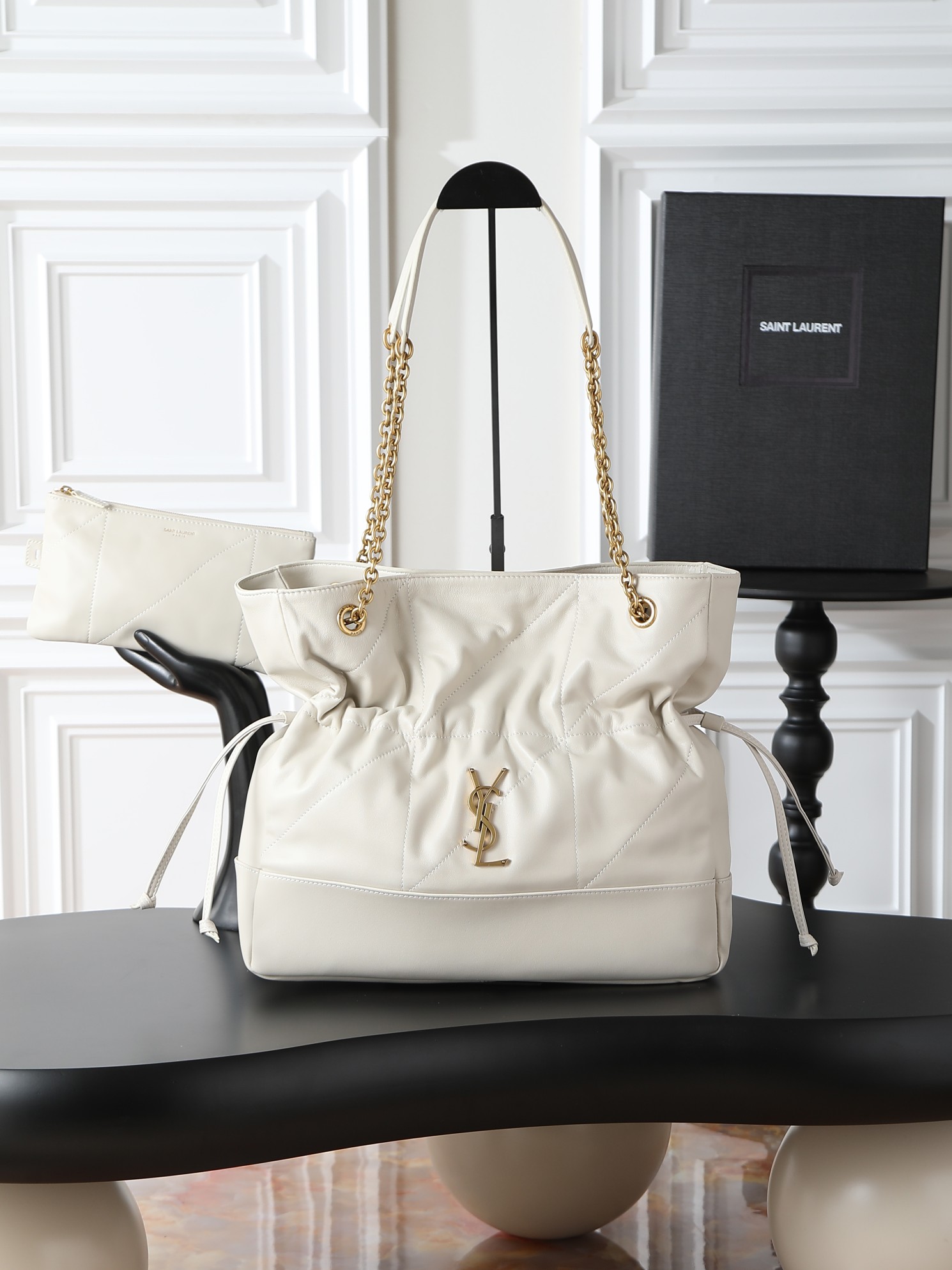 NO:659424,Jamie 4.3 Large POCHON_Lucky Bag Bucket Bag Made of soft lambskin imported from Italy. The drawstring design gives the handbag a natural and high-end pleated feel. The metal chain and the metal logo on the bag complement each other. The upper body naturally has a relaxed and fashionable feel. The shape of the lucky bag is more unique and attitude!  Extra large capacity, can hold a laptop, model 809824, size 35×35×10cm, saint laurent, saint laurent, sheepskin19860909Jamie 4.3 Large POCHON_福袋水桶包 意大利进口柔软小羊皮 抽绳设计让手袋呈现出自然高级的褶皱感 金属链条和包身上的金属logo相得益彰 上身自然有种散发松弛的时髦感 福袋造型更加独特有态度！超大容量 可放下笔记本电脑 型号809824 尺寸35×35×10cm,圣罗兰,saint laurent,sheepskin,Bag