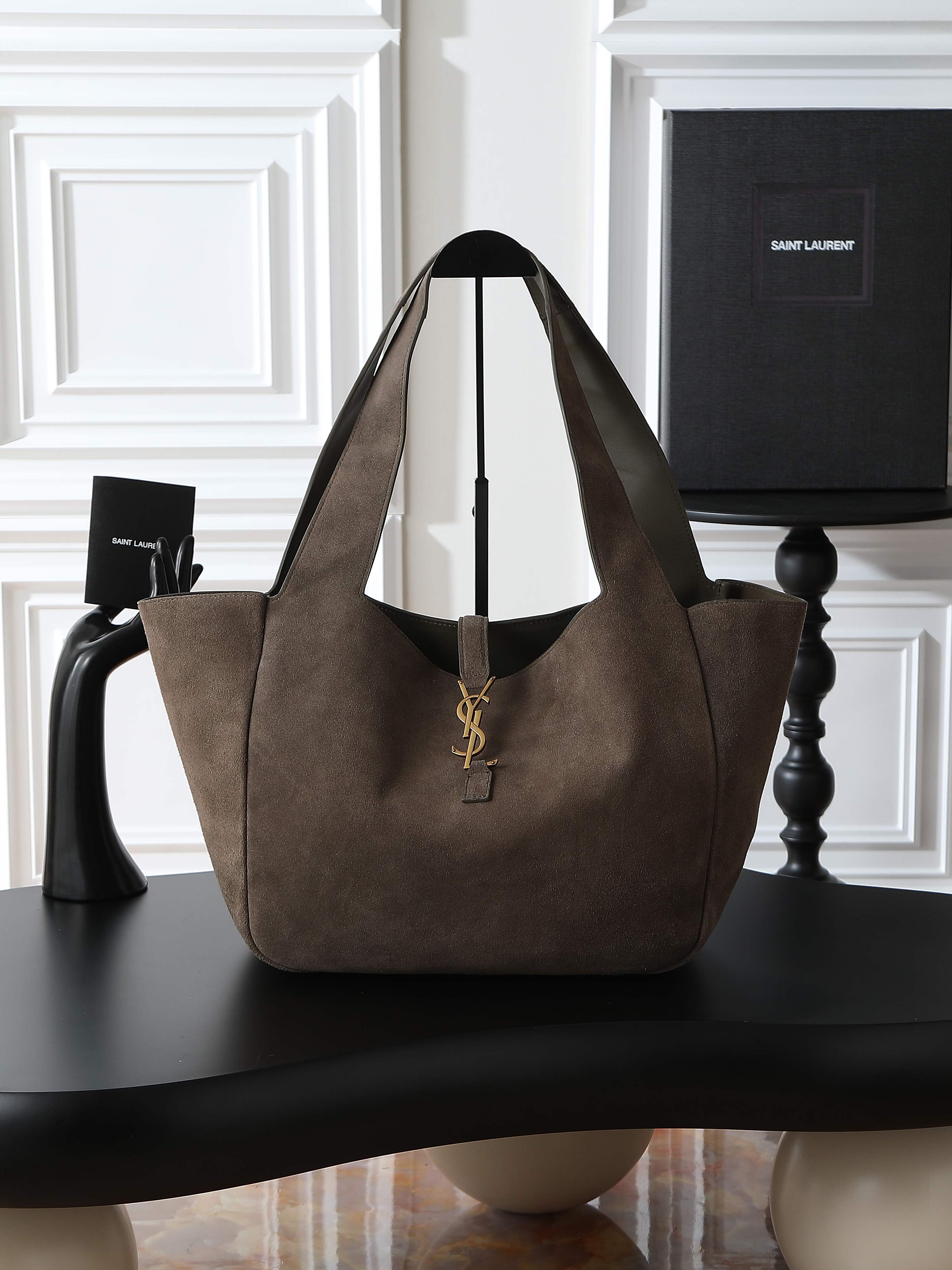 NO:584432,Light Musk Suede Gold Buckle · [Original Matching High Silk Suede] Bea_New Shopping Bag/Hobo Bag Many girls want to buy a big bag when autumn and winter come, and Bea is very suitable. The leather feels very good from the inside to the outside. There are two leather straps on the inside of the bag. When tied, it becomes a Hobo. The capacity is very sufficient, and a 13-inch MacBook can be included!  Paired with a soft enough bag body, the bag will also form a natural concave curvature, making the upper body feel very relaxed and comfortable, making the whole person appear casual and free and easy!  Model 763435 size 50×28×18cm, saint laurent, saint laurent, chamois leather19860909浅麝香麂皮金扣·【原厂对版高丝光麂皮】 Bea_新款购物袋/hobo包 很多女生一到秋冬天就想买只大包,Bea这款就非常合适,从内到外的皮质感都很好,包身内侧有两根皮质系带,系上后就变成了只Hobo.容量非常充足,13寸macbook可纳入！ 搭配足够柔软的包身,包包还会形成自然的凹陷弧度,上身会给人非常轻松自在感觉,显得整个人随性又洒脱！ 型号763435 尺寸50×28×18cm,圣罗兰,saint laurent,chamois leather,Bag