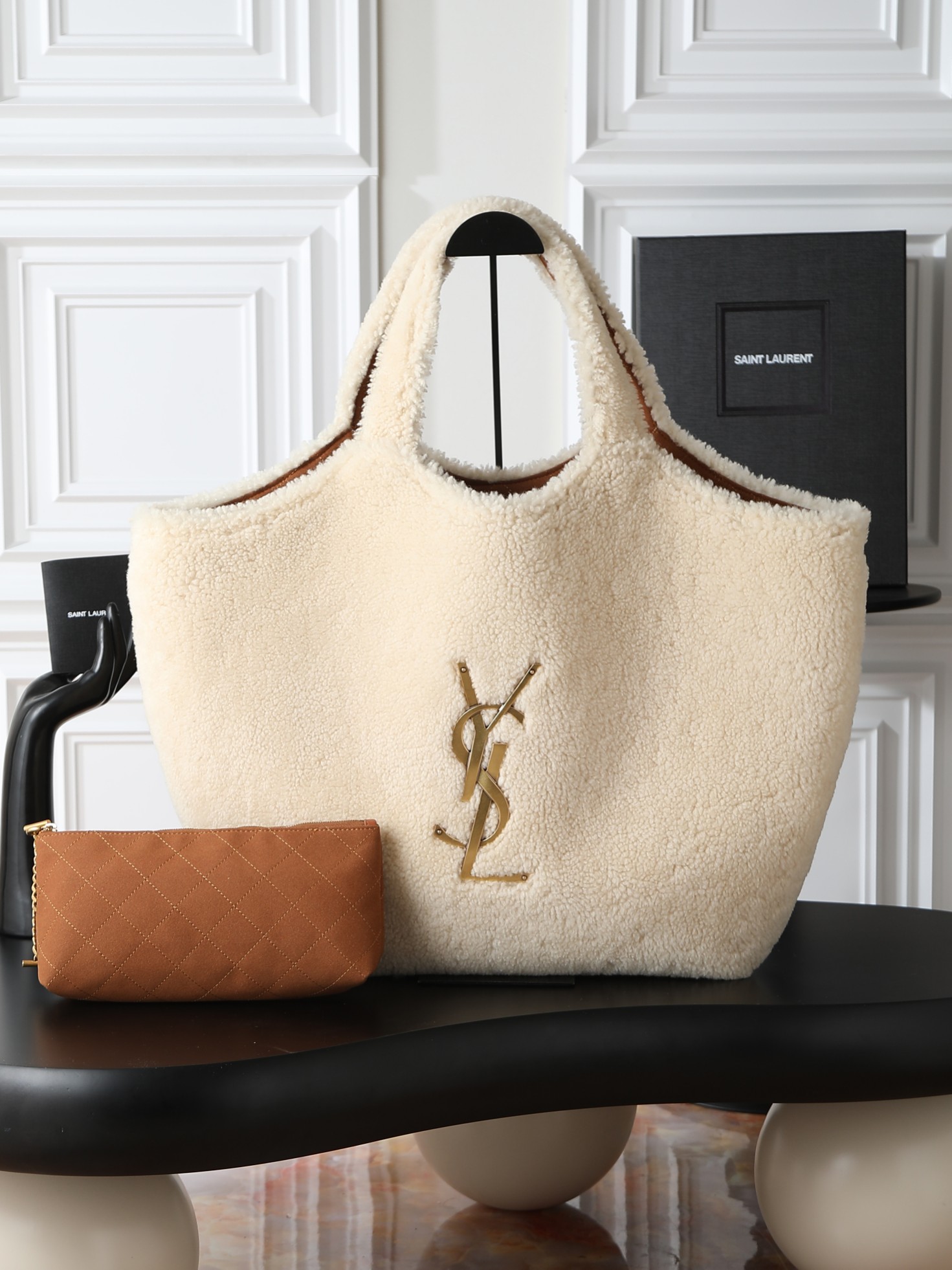 NO:584396,ICARE·Large Size Lamb Wool The most eye-catching lamb wool must be planted ~ the gentle camel-colored body and cream-colored lamb plush edges are warm and soft, and the texture is particularly healing!  It’s so chic that I cry!  Full of sense of the times, the design is casual and fashionable, a tool for autumn and winter, so gentle and high-end. Model 698651. Large bag size, opening width 58cm, bottom width 47cm, height (with wrist) 61cm, bottom side width 8cm, small bag size 27x13x8cm, saint laurent, saint laurent19860909ICARE·大号羊羔毛 最抓人眼球的羊羔毛一定要种草～温柔的驼色包身奶油色羊羔毛绒边缘 保暖软萌的质地特别治愈！ 真心Chic到哭 ！满满的时代感 设计随意又时髦 秋冬搭配利器 好温柔又高级的一款批 型号698651 大包尺寸开口宽度58cm  底部宽度47cm  高度（带手腕）61cm  底部侧宽8cm 小包尺寸27x13x8cm,圣罗兰,saint laurent,Bag