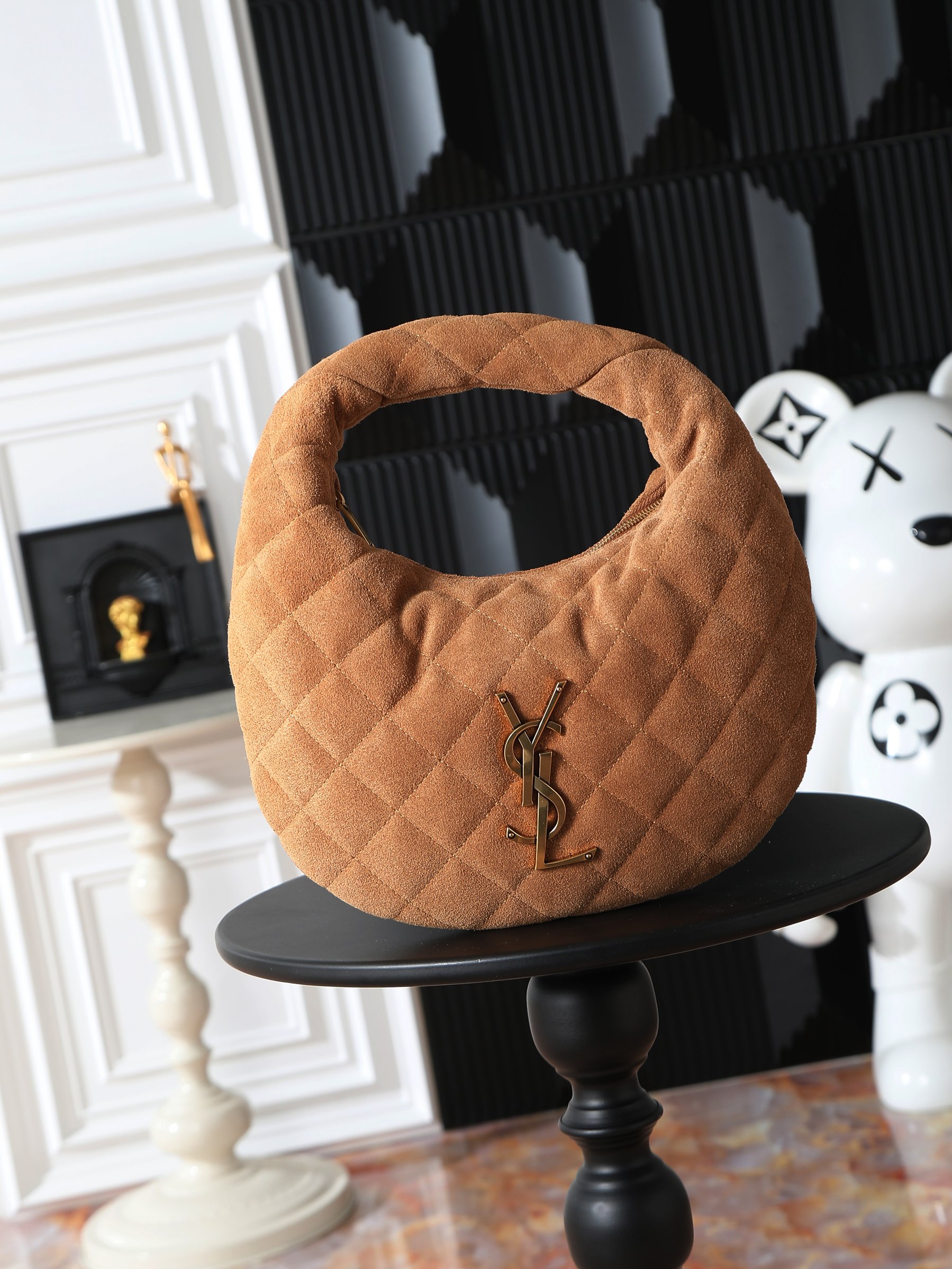 NO:584417,Original order, quantity and price batch, ICARE baby nappa frosted handbag, original order, matched hardware batch. The much-anticipated croissant-shaped bag makes its debut, with the iconic metal logo embellished in it. It perfectly combines retro and modern sense. It can be called one of the most anticipated It Bags this season. Whether it is for daily outings or night parties, this bag can be easily carried!  Model 851689 Size 17/30cm×18×4cm, saint laurent, saint laurent19860909原单跑量价批 ICARE baby纳帕磨砂手袋 原单,对版五金批 备受瞩目的可颂形状包包闪亮登场,标志性的金属logo点缀其中,完美结合复古与现代感,堪称本季最令人期待的It Bag之一.无论是日常出街还是夜晚派对,这款包都能轻松驾驭！ 型号851689 尺寸17/30cm×18×4cm,圣罗兰,saint laurent,Bag