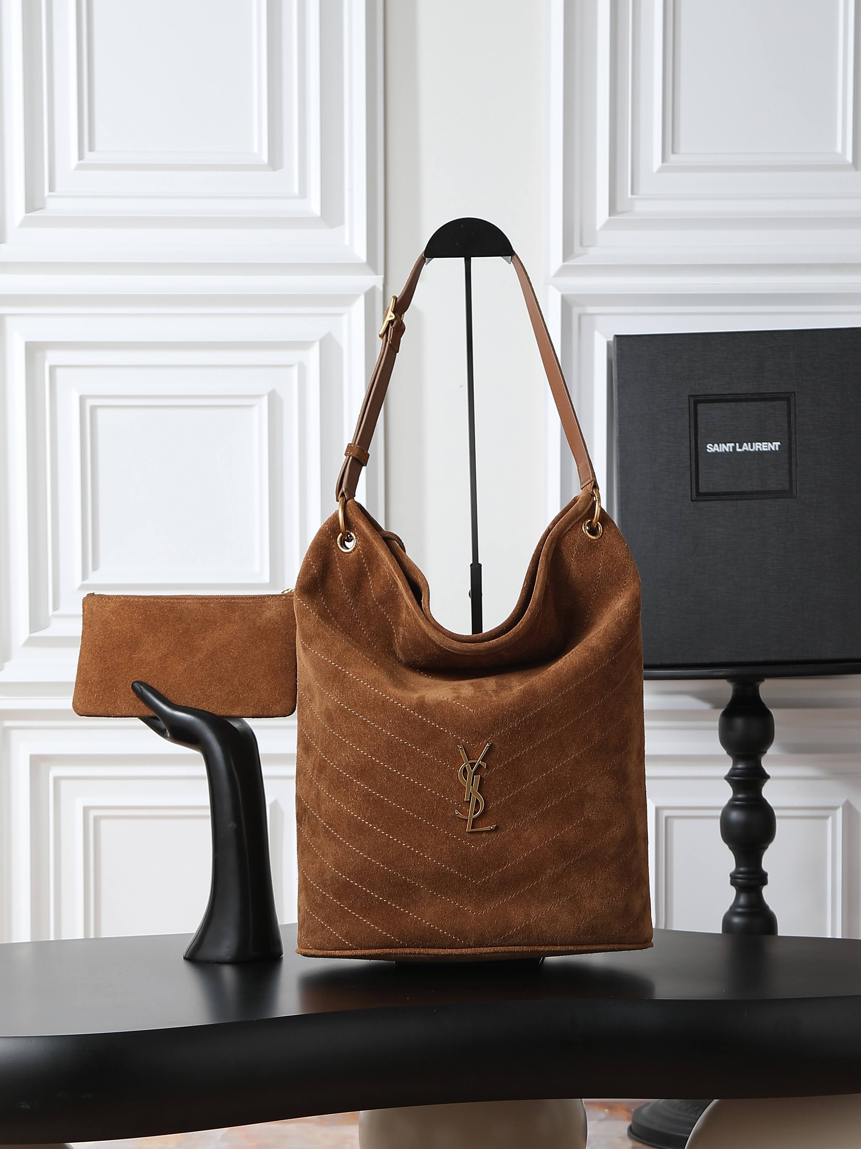 NO:584421,Niki's new series of suede bucket bags are decorated with LE CASSANDRE and V-shaped quilted topstitching. With a soft enough bag body, the bag will also form a natural concave curvature. The upper body will give people a very relaxed and comfortable feeling, making the whole person appear casual and free and easy!  Batch size 33×16×40cm model 844346, saint laurent, saint laurent19860909Niki新系列绒面水桶包 饰以LE CASSANDRE和V形绗缝明缝线.搭配足够柔软的包身,包包还会形成自然的凹陷弧度,上身会给人非常轻松自在感觉,显得整个人随性又洒脱！批 尺寸33×16×40cm 型号844346,圣罗兰,saint laurent,Bag