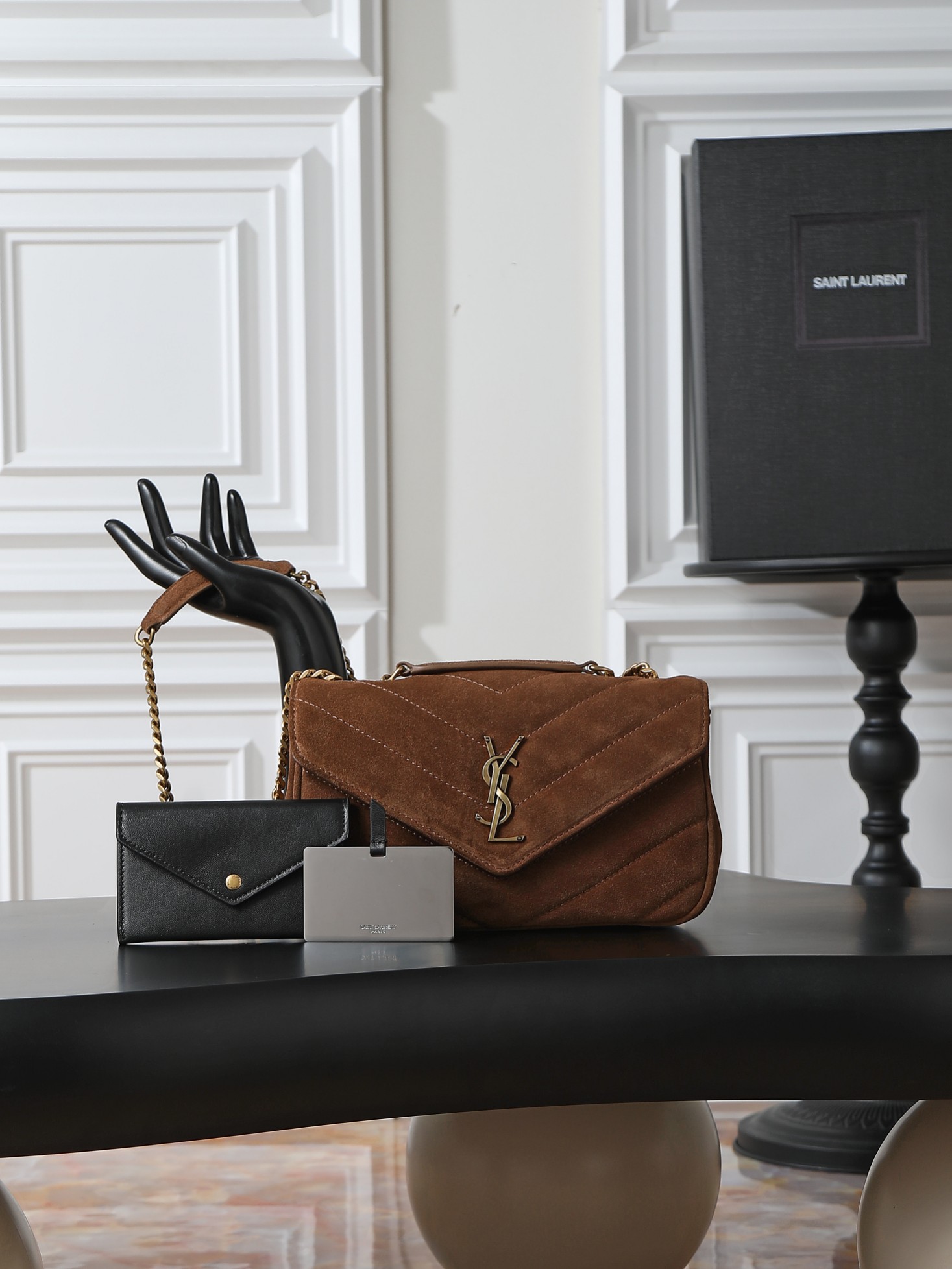 NO:584445,Matte model · 24cm New LouLou_ Suede model, soft to the touch, equipped with a detachable card holder and pocket mirror, with a sliding chain, can be carried on the shoulder or cross-body, meeting the matching needs of many occasions!  The new version of sheepskin has been additionally coated, which is not only more durable, but also more shiny, making the entire bag look particularly delicate and beautiful!  Model 801437~ Size 24×14×6cm, saint laurent, saint laurent, sheepskin, chamois leather19860909磨砂款·24cm 新款LouLou_麂皮款,手感柔软,配有可拆卸卡包和袖珍化妆镜,搭配滑动式链条、可肩背可斜挎,满足多场合搭配需求！新版羊皮另外做了涂层处理,不仅更耐用,还更有光泽感,显得整个包都格外精致,美丽！ 型号801437~ 尺寸24×14×6cm,圣罗兰,saint laurent,sheepskin,chamois leather,Bag