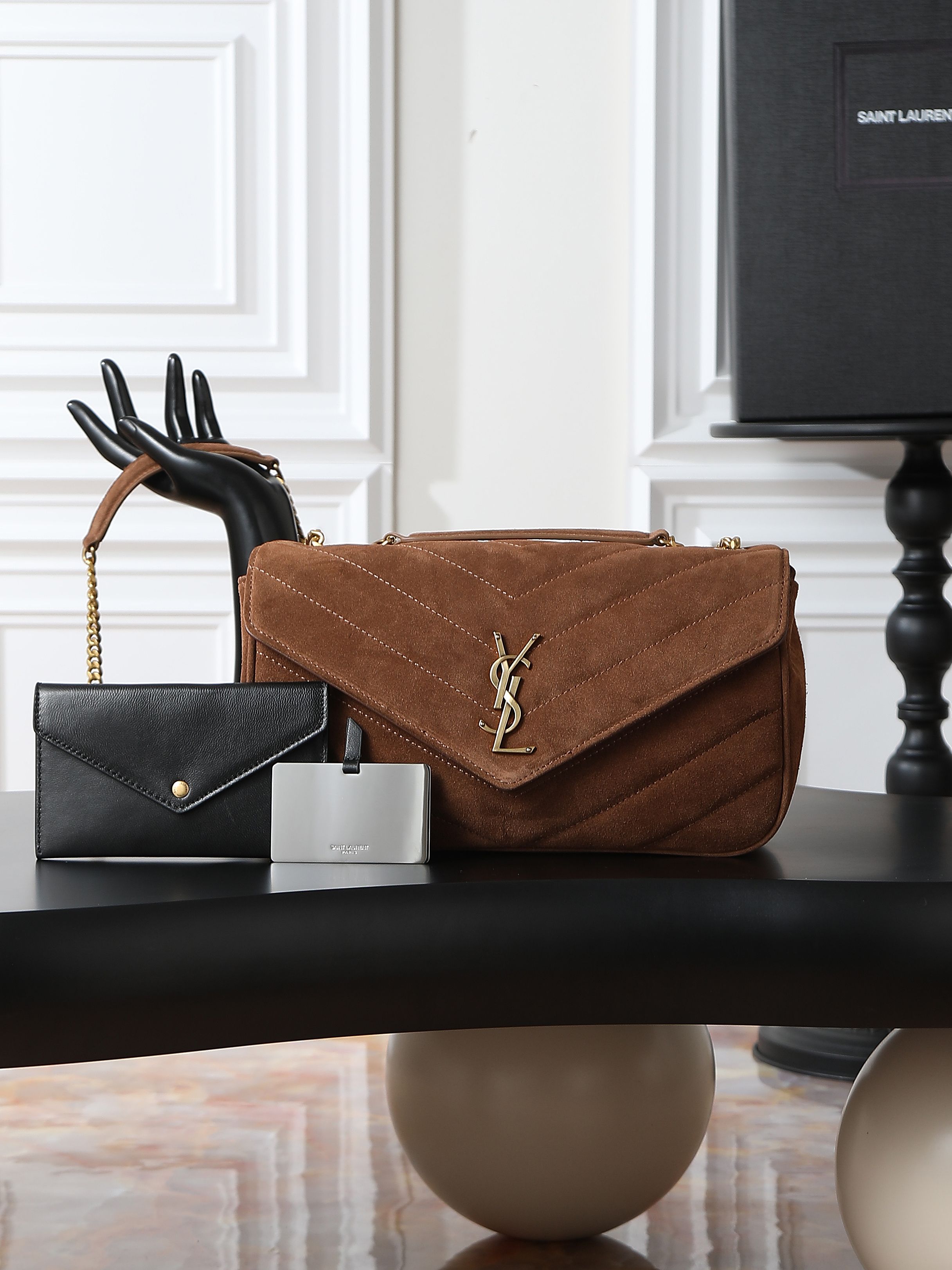 NO:584429,Frosted gold buckle · 29cm New LouLou_ Suede model, soft to the touch, equipped with a detachable card holder and a pocket mirror, with a sliding chain, can be worn on the shoulder or cross-body, meeting the matching needs of many occasions!  The new version of sheepskin has been additionally coated, which is not only more durable, but also more shiny, making the entire bag look particularly delicate and beautiful!  Model 801439~ Size 29×17×8cm, saint laurent, saint laurent, sheepskin, chamois leather19860909磨砂款金扣·29cm 新款LouLou_麂皮款,手感柔软,配有可拆卸卡包和袖珍化妆镜,搭配滑动式链条、可肩背可斜挎,满足多场合搭配需求！新版羊皮另外做了涂层处理,不仅更耐用,还更有光泽感,显得整个包都格外精致,美丽！ 型号801439~ 尺寸29×17×8cm,圣罗兰,saint laurent,sheepskin,chamois leather,Bag