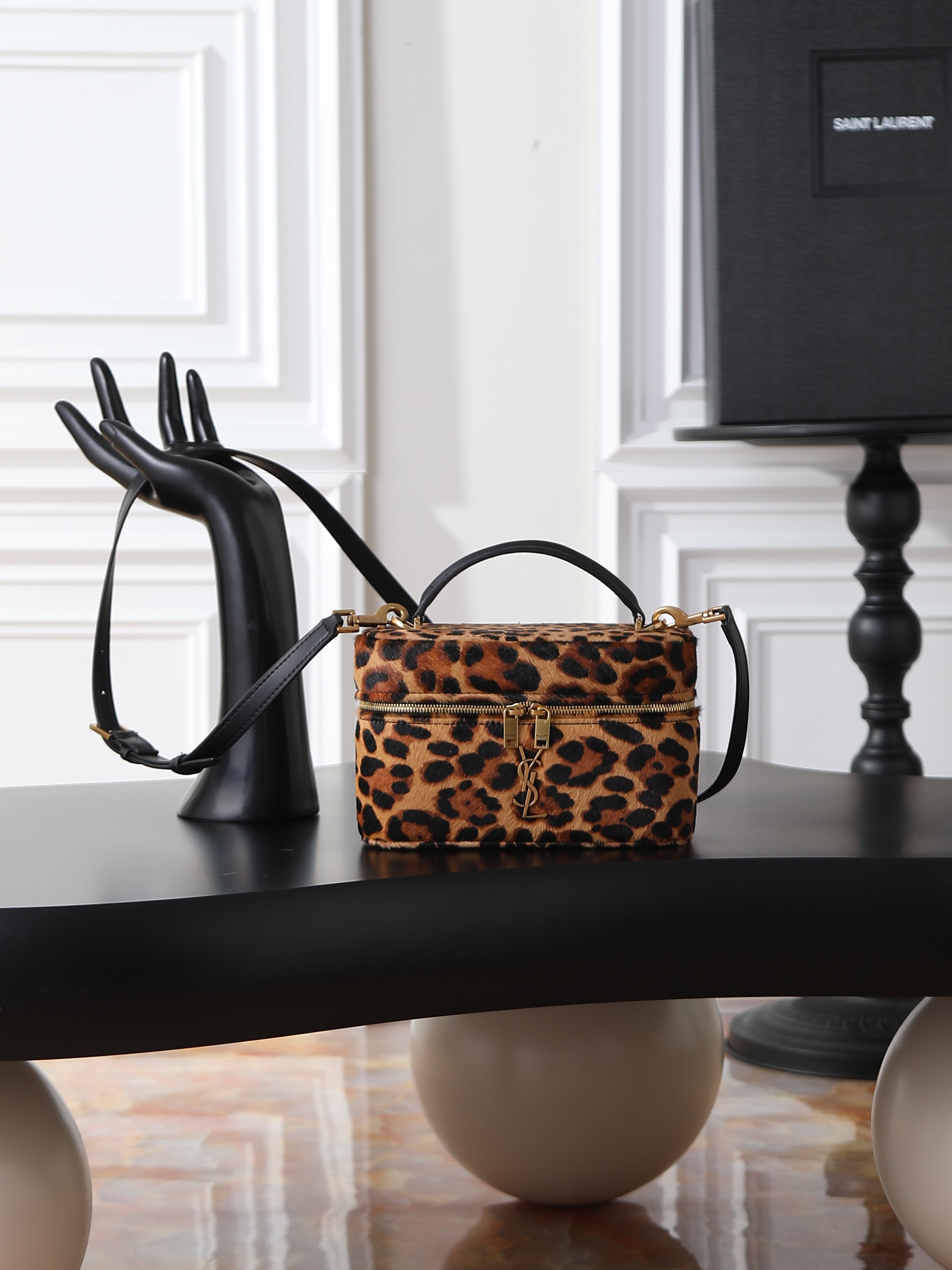 NO:770264,Leopard print · GABY MINI box bag is about to be popular in the new spring and summer. Park Caiying's same cosmetic bag/box bag, leopard print elements and sheepskin, double zipper design for easy opening and closing, small bag body with large capacity, detachable and adjustable shoulder strap, can be carried by hand or cross-body, can also be used as a toiletry bag, exquisite and practical, the latest hot style, well deserved. Style number 766731  Size 18x11x6.5cm, saint laurent, saint laurent, cosmetic bags & cases, sheepskin19860909豹纹· GABY MINI 盒子包 即将火爆新一季春夏的小可爱来袭～朴彩英同款化妆包/盒子包,豹纹元素搭配羊皮,双拉链设计方便开合,小小包身大大容量,可拆卸调节肩带,手拎斜挎都,还可做梳妆包,精致且实用,最新爆款,实至名归. 款号766731 尺寸18x11x6.5cm,圣罗兰,saint laurent,cosmetic bags & cases,sheepskin,Bag