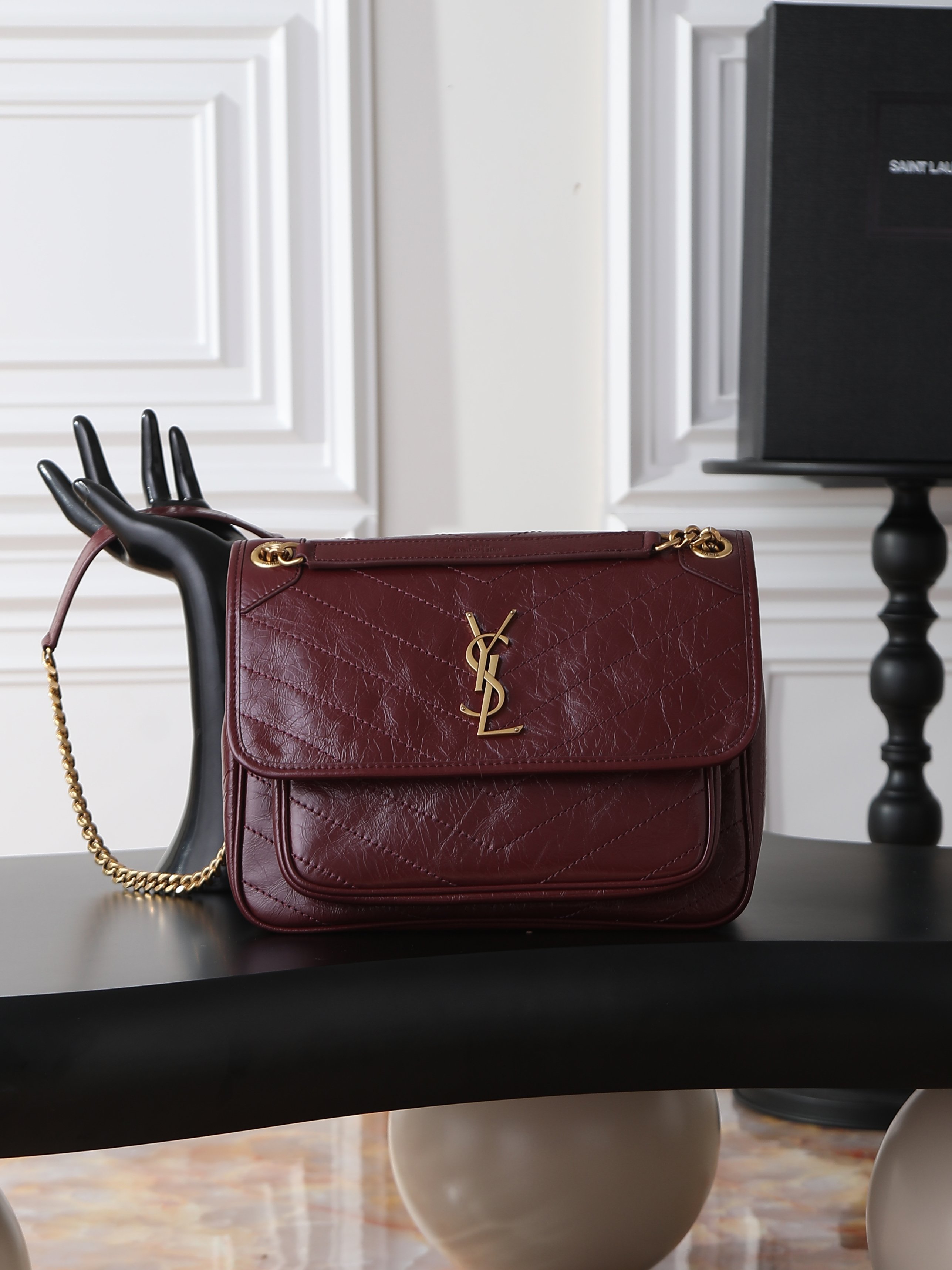 NO:770351,Maroon oil-waxed leather with gold buckles · 28cm Niki's design is inspired by the Y family's classic smoking attire. The overall style is cool and casual. The body of the bag is made of oil-waxed calfskin, with a natural wrinkle texture that gives it a retro feel and is wear-resistant and durable!  The iconic metal logo, with a vintage and distressed texture, is low-key and high-end, as if silently telling the brand's fashion attitude!  Size 28×20×8cm Model 633158/633184, saint laurent, saint laurent, cowhide19860909枣红金扣油蜡皮· 28cm Niki的设计灵感源自Y家经典的吸烟装 整体风格酷飒又随性.包身采用油蜡小牛皮,天然的抓皱纹理自带复古感,耐磨耐造！标志性的金属logo,复古做旧质感,低调又高级,仿佛在无声诉说着品牌的时尚态度！ 尺寸28×20×8cm 型号633158/633184,圣罗兰,saint laurent,cowhide,Bag