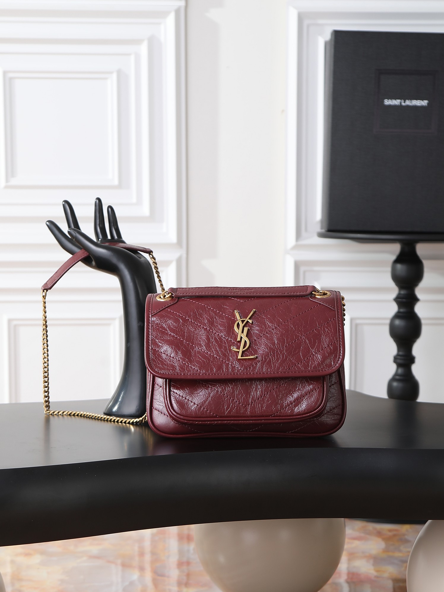 NO:770354,Maroon oil-waxed leather with gold buckles · 22cm Niki's design is inspired by the Y family's classic smoking attire. The overall style is cool and casual. The body of the bag is made of oil-waxed calfskin, with a natural wrinkle texture that gives it a retro feel and is wear-resistant and durable!  The iconic metal logo, with a vintage and distressed texture, is low-key and high-end, as if silently telling the brand's fashion attitude!  Size 22×16.5×12cm Model 633151-1/633185, saint laurent, saint laurent, cowhide19860909枣红金扣油蜡皮· 22cm Niki的设计灵感源自Y家经典的吸烟装 整体风格酷飒又随性.包身采用油蜡小牛皮,天然的抓皱纹理自带复古感,耐磨耐造！标志性的金属logo,复古做旧质感,低调又高级,仿佛在无声诉说着品牌的时尚态度！ 尺寸22×16.5×12cm 型号633151-1/633185,圣罗兰,saint laurent,cowhide,Bag