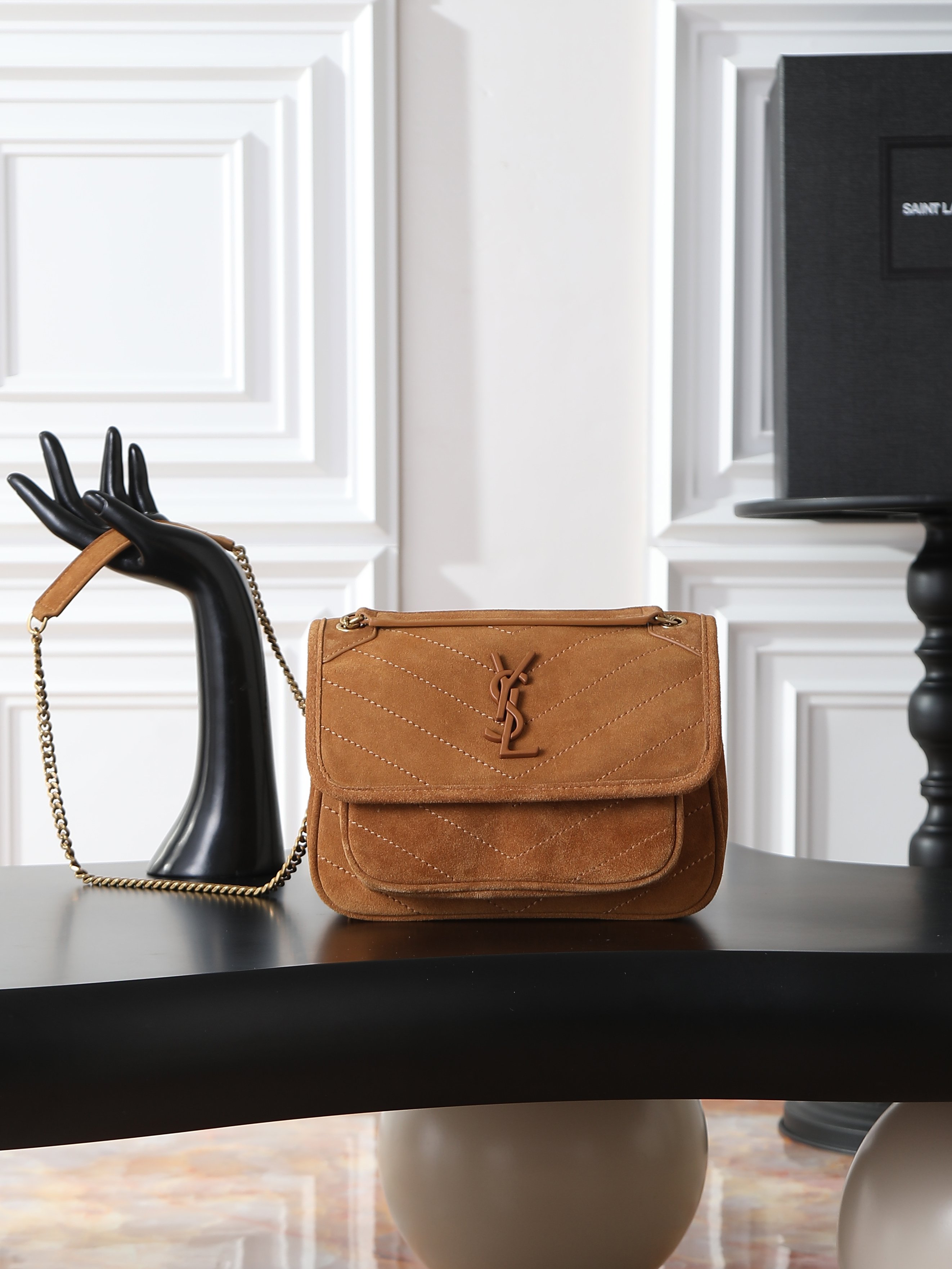 NO:676533,niki_22cm khaki matte with gold buckle. It is not too cool. The bag looks good and has no flaws. Imported Italian suede creates a retro style. It can be carried in the hand or under the arm. It is full of aura and can be carried by both men and women. It is both fashionable and functional. The upper body is comfortable and fashionable. The large capacity is well arranged for daily commuting and travel. Style No. 633185/633160  Size 22×16.5×12cm, saint laurent, saint laurent, chamois leather19860909niki_22cm 土黄磨砂配金扣 简直不要太酷,包型好看没有缺点,进口意大利麂皮营造出复古照旧风格 手拎或者腋下都很可 气场十足男女均可驾驭 时尚与功能兼备 上身舒适又时髦批 超大容量日常通勤旅行妥妥安排到位 款号633185/633160 尺寸22×16.5×12cm,圣罗兰,saint laurent,chamois leather,Bag