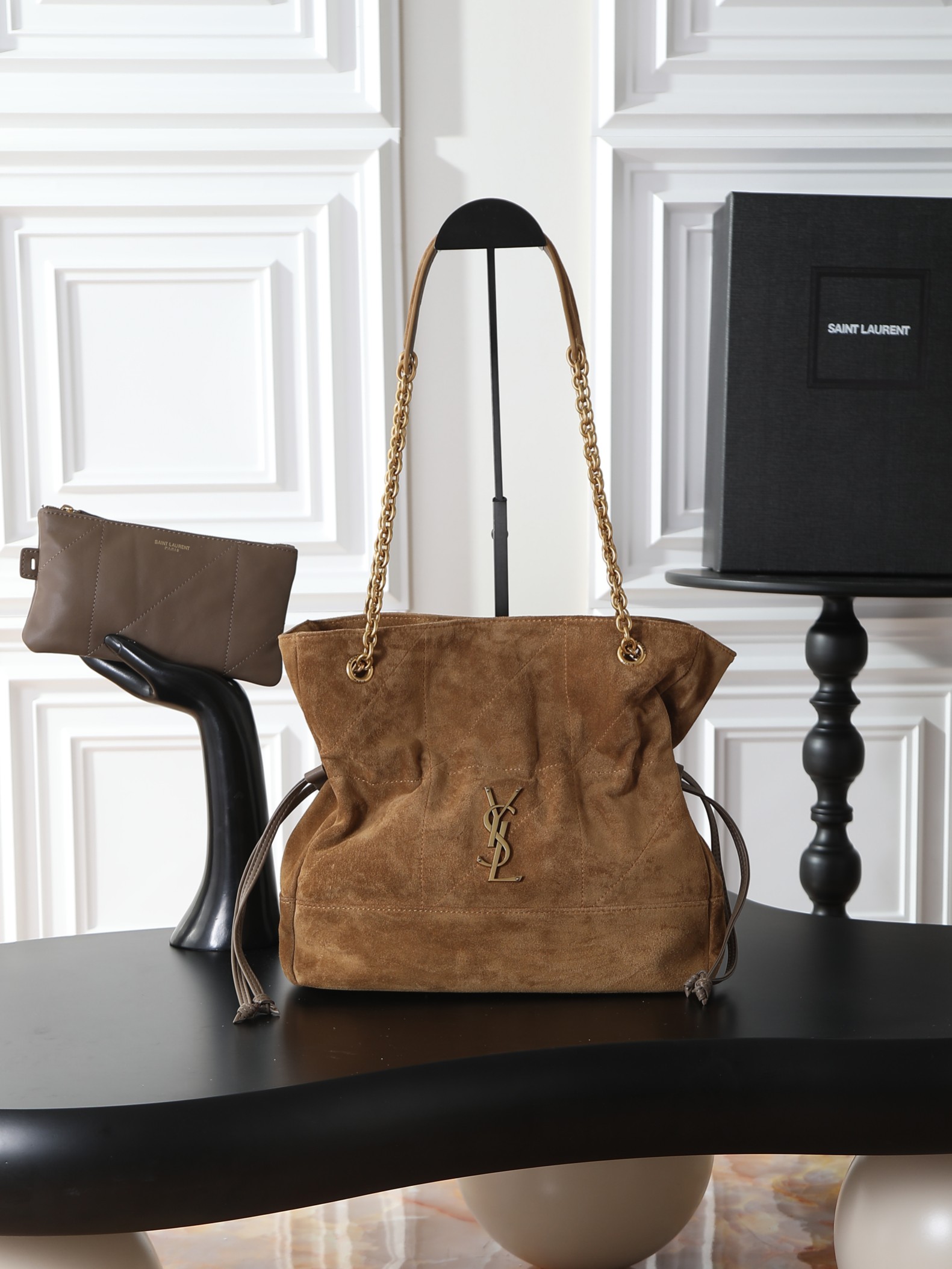 NO:659430,Jamie 4.3 Large POCHON_Small lucky bag bucket bag, frosted gold leaf color, soft suede imported from Italy, drawstring design gives the handbag a natural and high-end pleated feel, the metal chain and the metal logo on the bag complement each other, the upper body naturally has a relaxed and fashionable feel, the shape of the lucky bag is more unique and attitude!  Extra large capacity, can hold a laptop, model 833948, size 27×29×11cm, saint laurent, saint laurent, chamois leather19860909Jamie 4.3 Large POCHON_小号 福袋水桶包 磨砂金叶色 意大利进口柔软麂皮 抽绳设计让手袋呈现出自然高级的褶皱感 金属链条和包身上的金属logo相得益彰 上身自然有种散发松弛的时髦感 福袋造型更加独特有态度！超大容量 可放下笔记本电脑 型号833948 尺寸27×29×11cm,圣罗兰,saint laurent,chamois leather,Bag