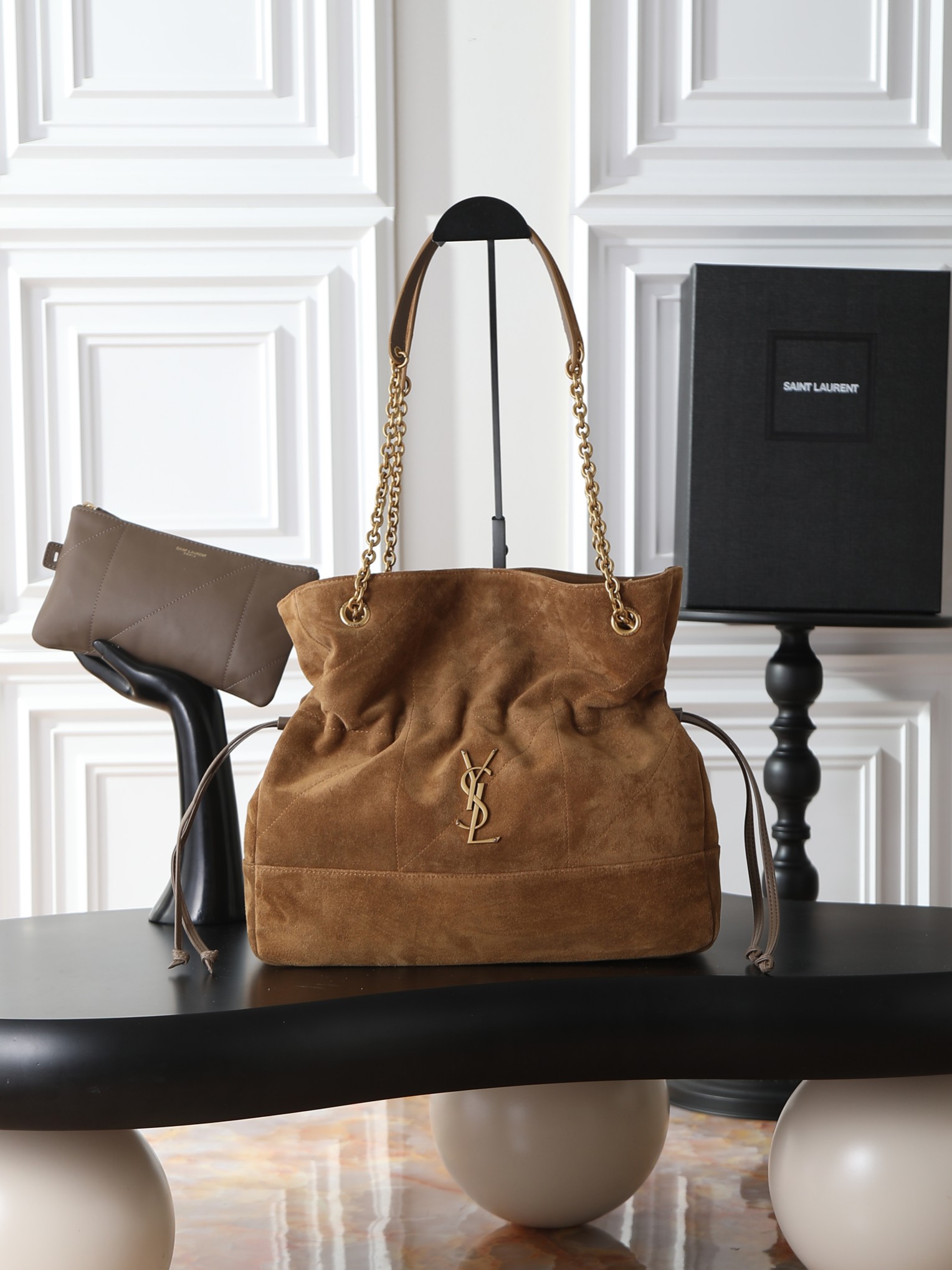 NO:659431,Suede model·Jamie 4.3 Large POCHON_Lucky bag bucket bag, frosted gold leaf color, soft suede and cowhide imported from Italy. The drawstring design gives the handbag a natural and high-end pleated feel. The metal chain and the metal logo on the bag complement each other. The upper body naturally has a relaxed and fashionable feeling. The lucky bag shape is more unique and attitude!  Extra large capacity, can hold a laptop, model 809824, size 35×35×10cm, saint laurent, saint laurent, cowhide, chamois leather19860909麂皮款· Jamie 4.3 Large POCHON_福袋水桶包 磨砂金叶色 意大利进口柔软麂皮配牛皮 抽绳设计让手袋呈现出自然高级的褶皱感 金属链条和包身上的金属logo相得益彰 上身自然有种散发松弛的时髦感 福袋造型更加独特有态度！超大容量 可放下笔记本电脑 型号809824 尺寸35×35×10cm,圣罗兰,saint laurent,cowhide,chamois leather,Bag