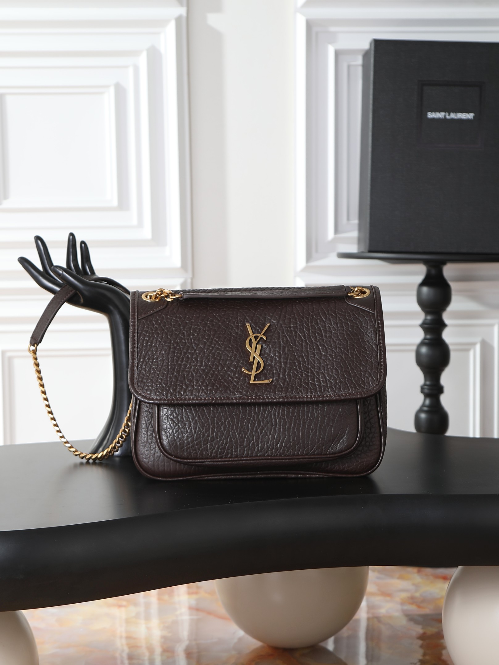 NO:659455,Coffee elephant pattern with gold buckle · 28cm Niki is not too cool. The bag shape is good-looking and has no flaws. The soft and delicate sheepskin creates a retro style. It can be carried in the hand or under the arm. It is full of aura and can be carried by both men and women. It is fashionable and functional. The upper body is comfortable and fashionable. The large capacity is well arranged for daily commuting and travel. Style No. 633158/633184 Size 28×20.5×8.5cm, Yves Saint Laurent, Saint  laurent,sheepskin19860909咖啡大象纹配金扣·28cm Niki 简直不要太酷,包型好看没有缺点,柔软细腻羊皮营造出复古照旧风格 手拎或者腋下都很可 气场十足男女均可驾驭 时尚与功能兼备 上身舒适又时髦 超大容量日常通勤旅行妥妥安排到位 款号633158/633184 尺寸28×20.5×8.5cm,圣罗兰,saint laurent,sheepskin,Bag