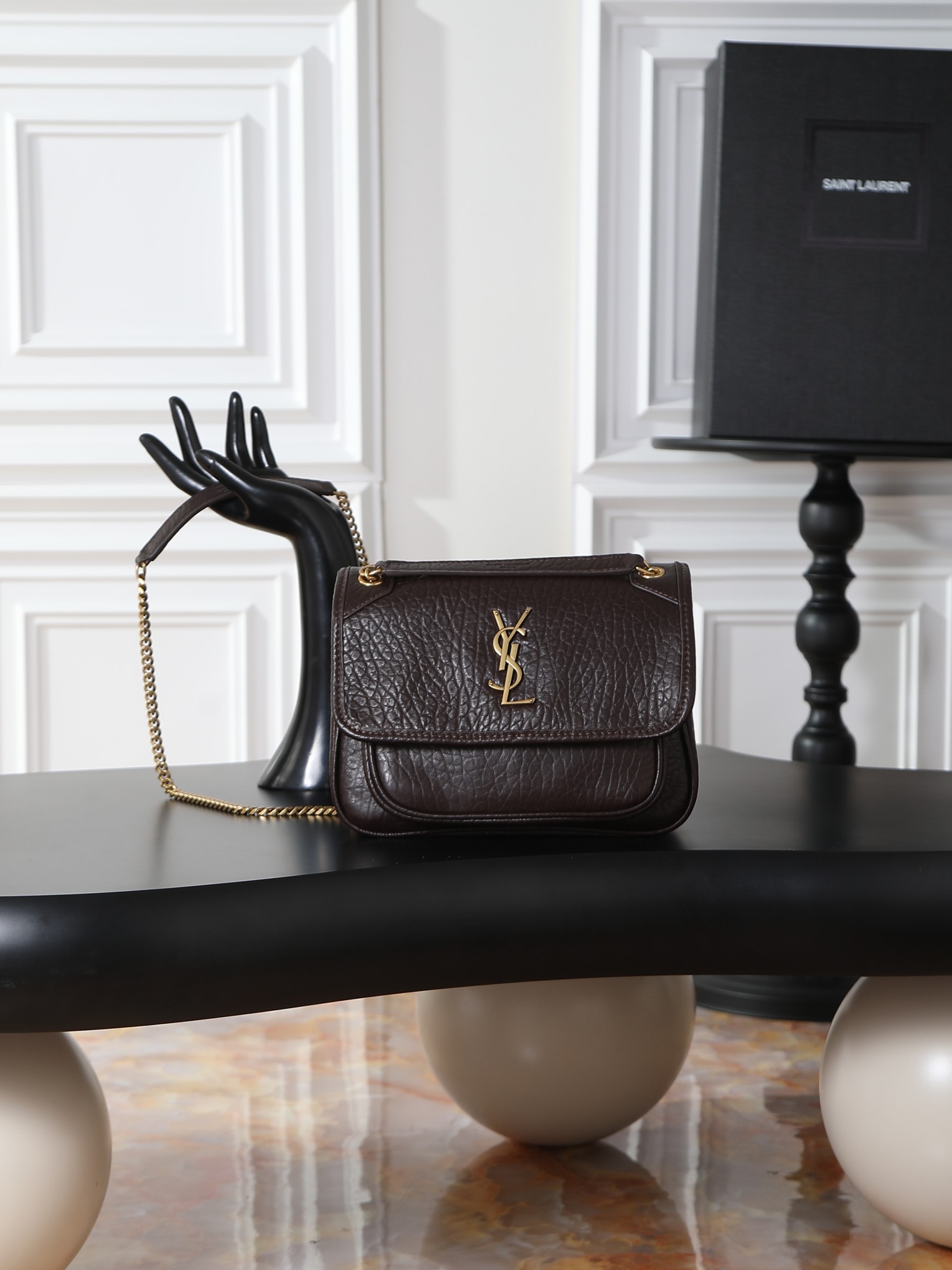 NO:659452,niki_22cm coffee elephant pattern with gold buckle. It is not too cool. The bag shape is good-looking and has no flaws. The soft and delicate sheepskin creates a retro style. It can be carried in the hand or under the arm. It is full of aura and can be carried by both men and women. It is fashionable and functional. The upper body is comfortable and fashionable. The large capacity is well arranged for daily commuting and travel. Style No. 633151/633185 Size 22×16.5×12cm, Yves Saint Laurent, Saint  laurent,sheepskin19860909niki_22cm 咖啡大象纹配金扣 简直不要太酷,包型好看没有缺点,柔软细腻羊皮营造出复古照旧风格 手拎或者腋下都很可 气场十足男女均可驾驭 时尚与功能兼备 上身舒适又时髦 超大容量日常通勤旅行妥妥安排到位 款号633151/633185 尺寸22×16.5×12cm,圣罗兰,saint laurent,sheepskin,Bag