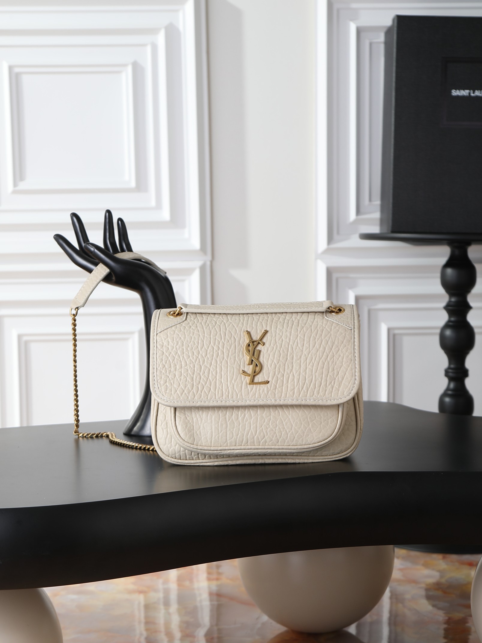 NO:659457,niki_22cm white elephant pattern with gold buckle. It is not too cool. The bag is beautiful and has no flaws. The soft and delicate sheepskin creates a retro style. It can be carried in the hand or under the arm. It is full of aura and can be carried by both men and women. It has both fashion and functionality. The upper body is comfortable and fashionable. The large capacity is well arranged for daily commuting and travel. Style No. 633151/633185 Size 22×16.5×12cm, Yves Saint Laurent, Saint  laurent,sheepskin19860909niki_22cm 白色大象纹配金扣 简直不要太酷,包型好看没有缺点,柔软细腻羊皮营造出复古照旧风格 手拎或者腋下都很可 气场十足男女均可驾驭 时尚与功能兼备 上身舒适又时髦 超大容量日常通勤旅行妥妥安排到位 款号633151/633185 尺寸22×16.5×12cm,圣罗兰,saint laurent,sheepskin,Bag