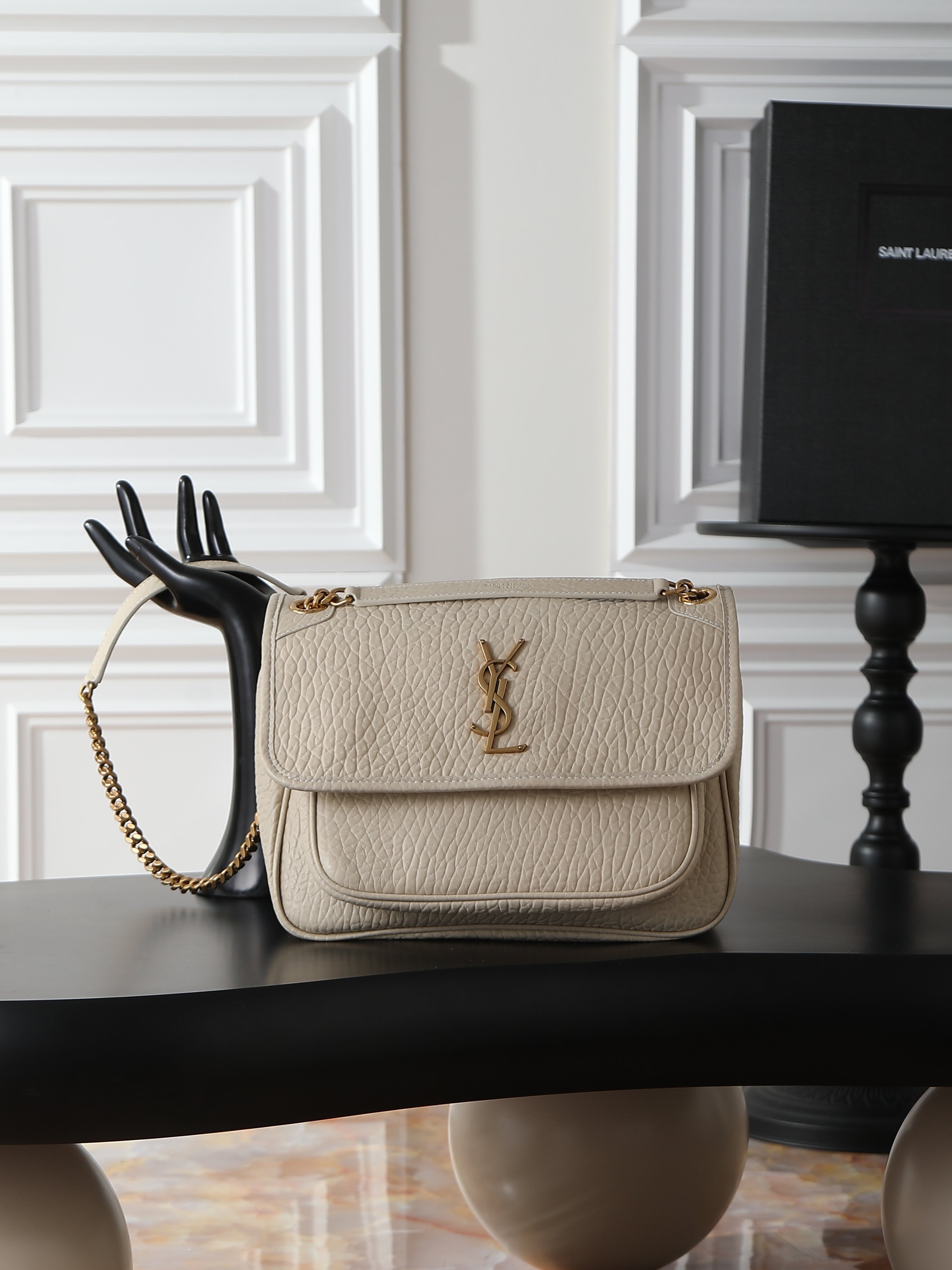 NO:659461,White elephant pattern with gold buckle · 28cm Niki is not too cool at all. The bag shape is good-looking and has no flaws. The soft and delicate sheepskin creates a retro style. It can be carried in the hand or under the arm. It is full of aura and can be carried by both men and women. It is both fashionable and functional. The upper body is comfortable and fashionable. The large capacity is well arranged for daily commuting and travel. Style No. 633158/633184 Size 28×20.5×8.5cm, Yves Saint Laurent, Saint  laurent,sheepskin19860909白色大象纹配金扣·28cm Niki 简直不要太酷,包型好看没有缺点,柔软细腻羊皮营造出复古照旧风格 手拎或者腋下都很可 气场十足男女均可驾驭 时尚与功能兼备 上身舒适又时髦 超大容量日常通勤旅行妥妥安排到位 款号633158/633184 尺寸28×20.5×8.5cm,圣罗兰,saint laurent,sheepskin,Bag