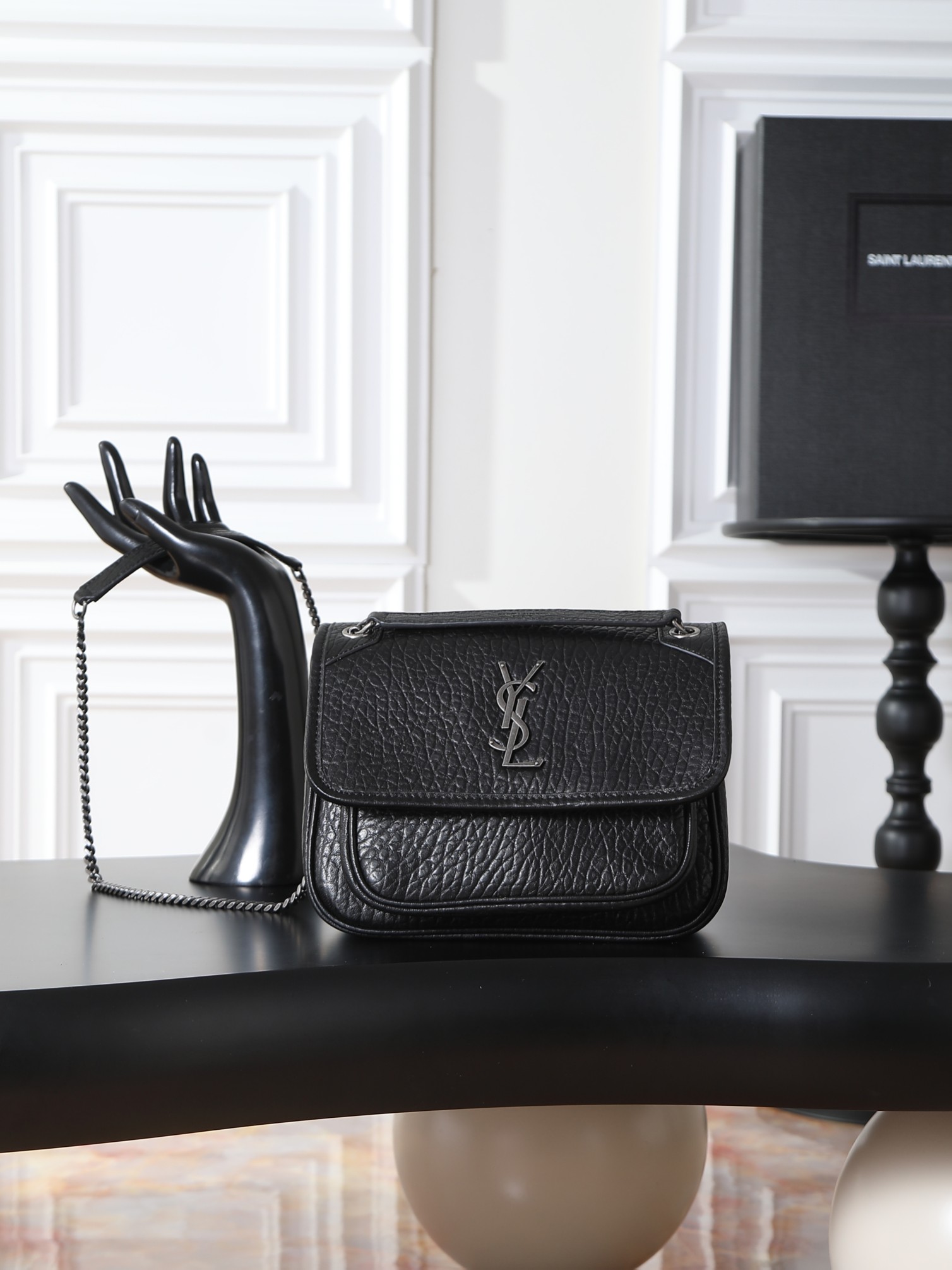 NO:659444,niki_22cm black elephant pattern with silver buckle. It is not too cool. The bag is beautiful and has no flaws. The soft and delicate sheepskin creates a retro style. It can be carried in the hand or under the arm. It is full of aura and can be carried by both men and women. It is fashionable and functional. The upper body is comfortable and fashionable. The large capacity is well arranged for daily commuting and travel. Style No. 633151/633185 Size 22×16.5×12cm, Yves Saint Laurent, Saint  laurent,sheepskin19860909niki_22cm 黑色大象纹配银扣 简直不要太酷,包型好看没有缺点,柔软细腻羊皮营造出复古照旧风格 手拎或者腋下都很可 气场十足男女均可驾驭 时尚与功能兼备 上身舒适又时髦 超大容量日常通勤旅行妥妥安排到位 款号633151/633185 尺寸22×16.5×12cm,圣罗兰,saint laurent,sheepskin,Bag