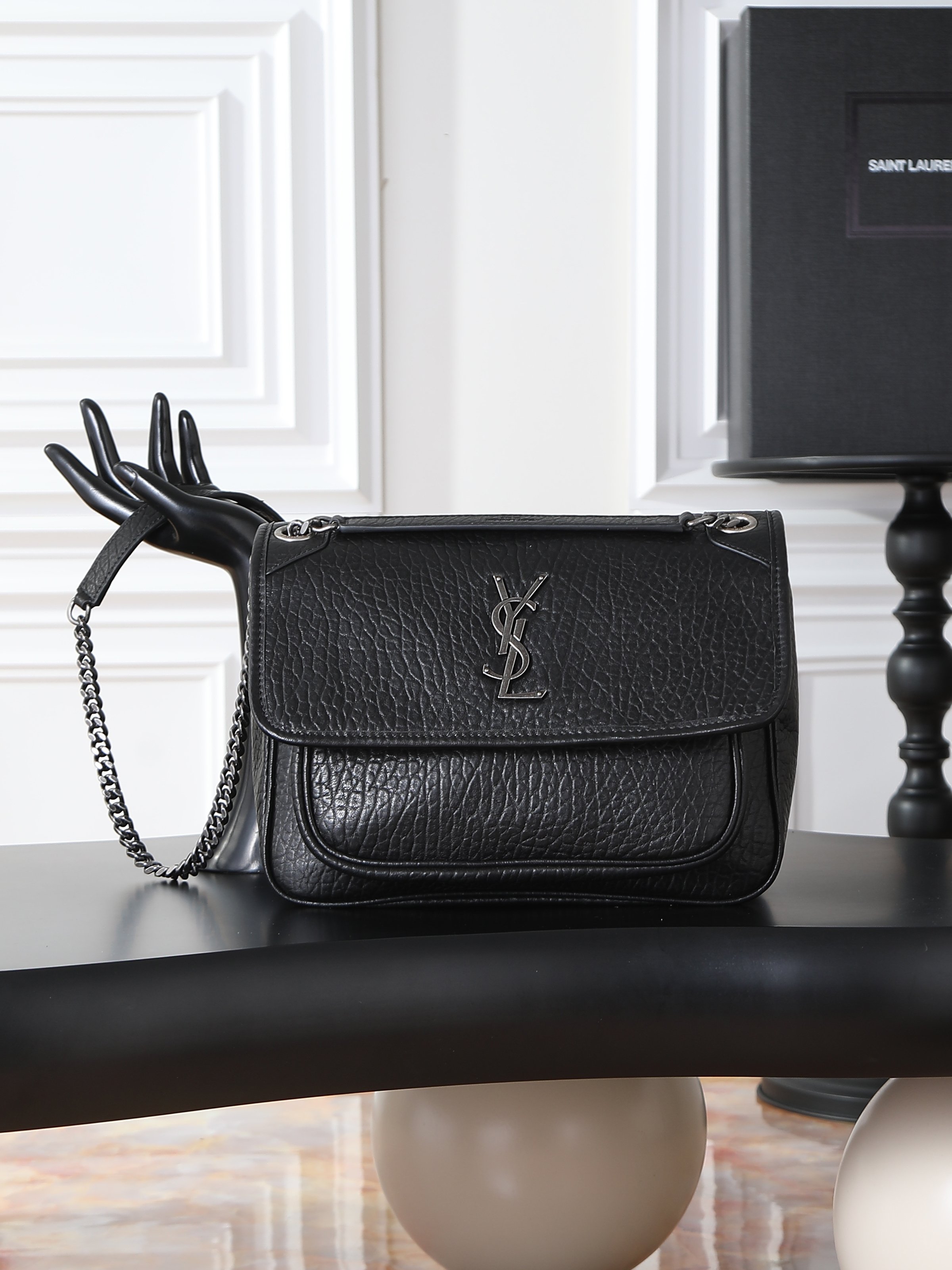 NO:659449,Black elephant pattern with silver buckle · 28cm Niki is not too cool, the bag shape is good-looking and has no flaws, the soft and delicate sheepskin creates a retro style. It can be carried in the hand or under the arm. It is full of aura and can be carried by both men and women. It is fashionable and functional. The upper body is comfortable and fashionable. The large capacity is well arranged for daily commuting and travel. Style No. 633158/633184 Size 28×20.5×8.5cm, Yves Saint Laurent, Saint  laurent,sheepskin19860909黑色大象纹配银扣·28cm Niki 简直不要太酷,包型好看没有缺点,柔软细腻羊皮营造出复古照旧风格 手拎或者腋下都很可 气场十足男女均可驾驭 时尚与功能兼备 上身舒适又时髦 超大容量日常通勤旅行妥妥安排到位 款号633158/633184 尺寸28×20.5×8.5cm,圣罗兰,saint laurent,sheepskin,Bag