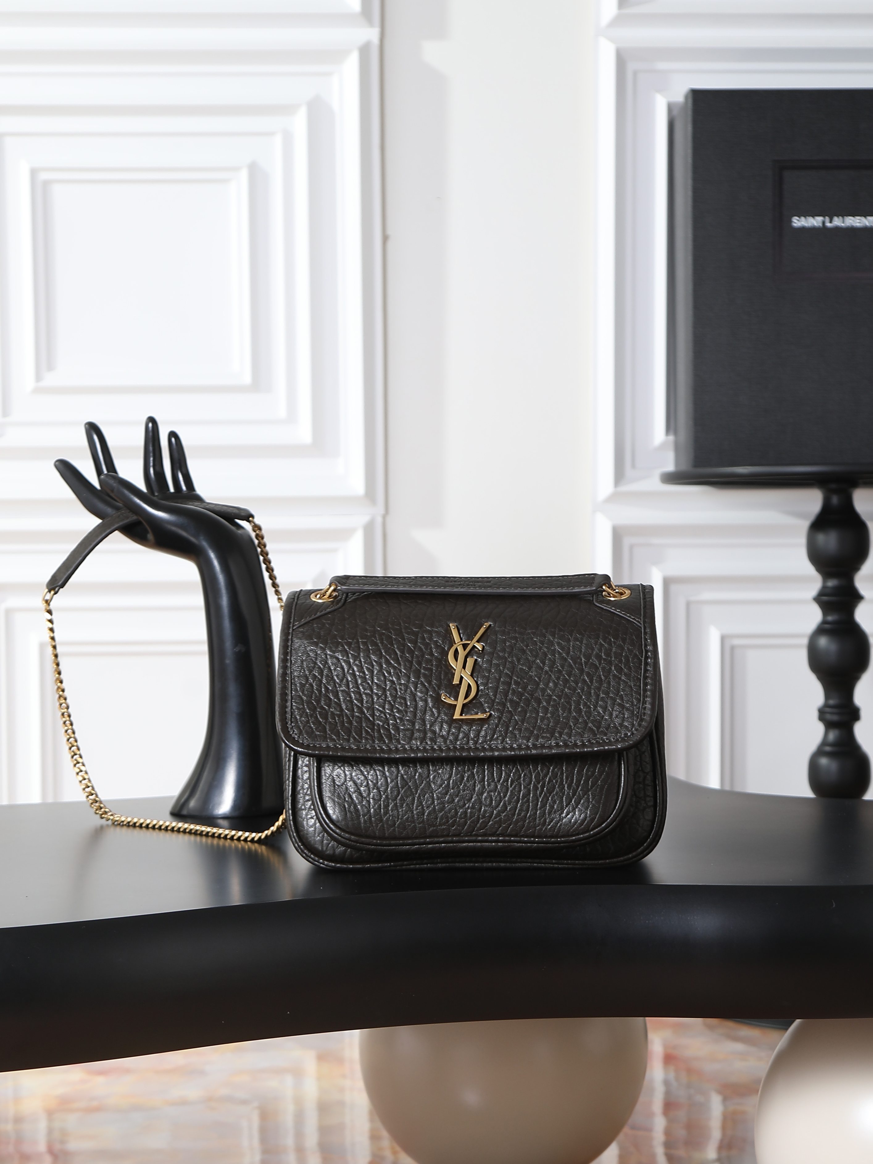 NO:659462,niki_22cm green elephant pattern with gold buckle. It is not too cool. The bag is beautiful and has no flaws. The soft and delicate sheepskin creates a retro style. It can be carried in the hand or under the arm. It is full of aura and can be carried by both men and women. It is fashionable and functional. The upper body is comfortable and fashionable. The large capacity is well arranged for daily commuting and travel. Style No. 633151/633185 Size 22×16.5×12cm, Yves Saint Laurent, Saint  laurent,sheepskin19860909niki_22cm 绿色大象纹配金扣 简直不要太酷,包型好看没有缺点,柔软细腻羊皮营造出复古照旧风格 手拎或者腋下都很可 气场十足男女均可驾驭 时尚与功能兼备 上身舒适又时髦 超大容量日常通勤旅行妥妥安排到位 款号633151/633185 尺寸22×16.5×12cm,圣罗兰,saint laurent,sheepskin,Bag