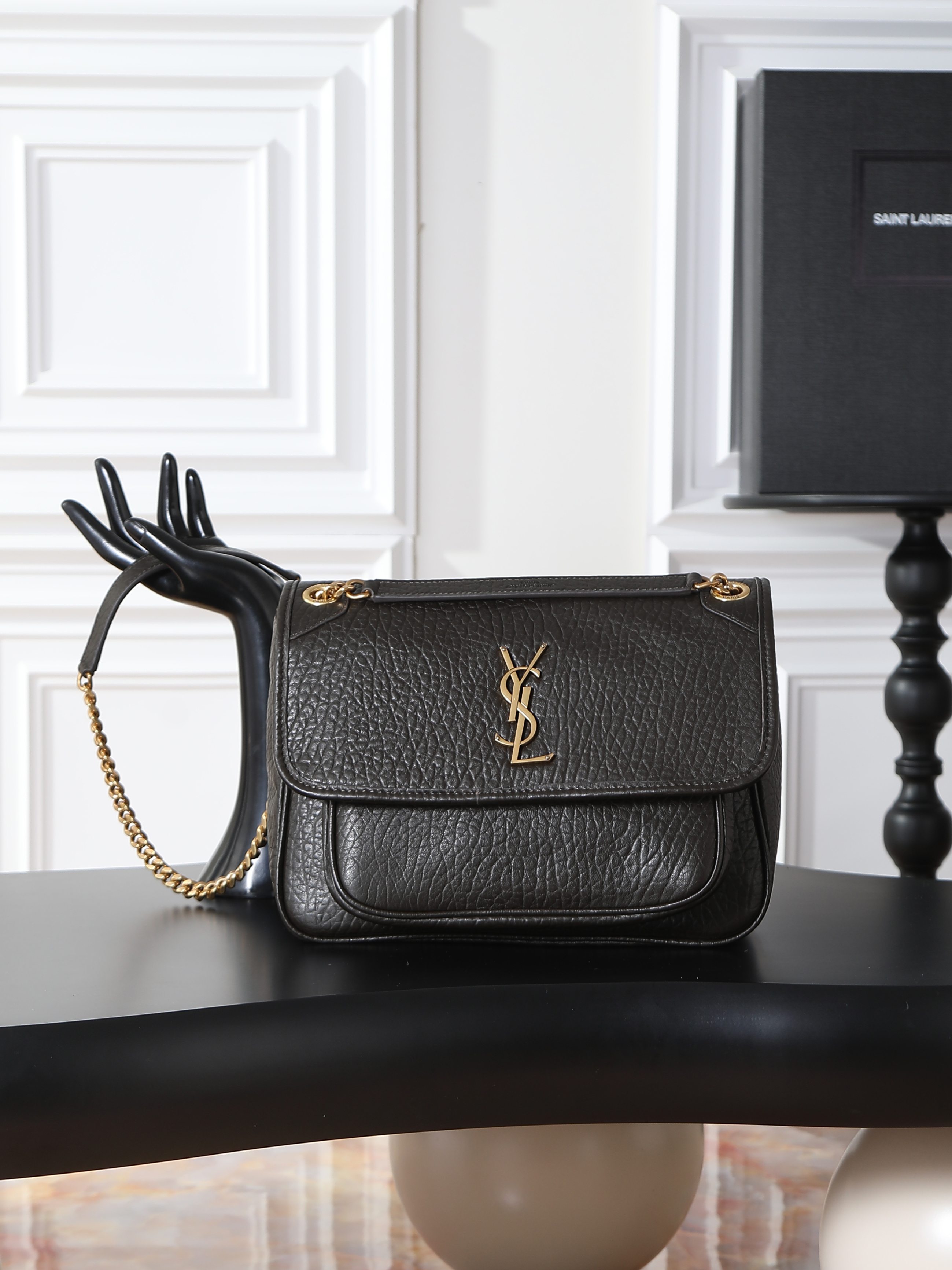 NO:659467,Green elephant pattern with gold buckle · 28cm Niki is not too cool, the bag shape is good-looking and has no flaws, the soft and delicate sheepskin creates a retro style. It can be carried in the hand or under the arm. It is full of aura and can be carried by both men and women. It is fashionable and functional. The upper body is comfortable and fashionable. The large capacity is well arranged for daily commuting and travel. Style No. 633158/633184 Size 28×20.5×8.5cm, Yves Saint Laurent, saint  laurent,sheepskin19860909绿色大象纹配金扣·28cm Niki 简直不要太酷,包型好看没有缺点,柔软细腻羊皮营造出复古照旧风格 手拎或者腋下都很可 气场十足男女均可驾驭 时尚与功能兼备 上身舒适又时髦 超大容量日常通勤旅行妥妥安排到位 款号633158/633184 尺寸28×20.5×8.5cm,圣罗兰,saint laurent,sheepskin,Bag