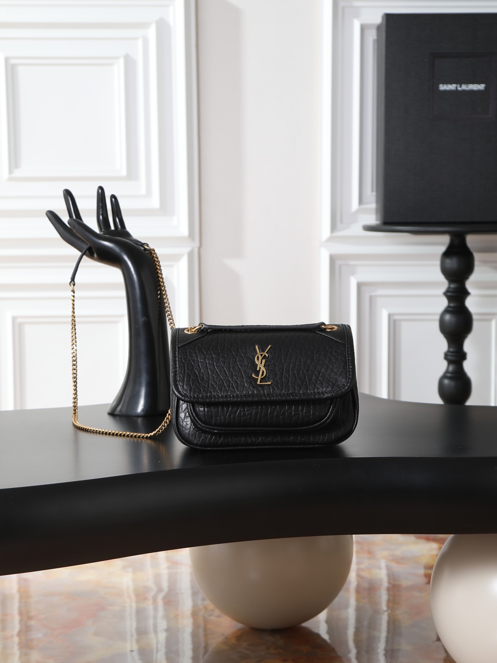 NO:659469,Black elephant pattern gold buckle · 18cm The new member of the Niki family, the mini is simply not too cool. The bag shape is good-looking and has no flaws. The soft sheepskin creates a retro style. It can be carried cross-body or under the arm. It is full of aura and can be worn by both men and women. It has both fashion and functionality. The upper body is comfortable and fashionable. The capacity is well arranged for daily travel. Style No. 828736 Size 18×12.5×5cm, saint laurent, saint laurent, sheepskin19860909黑色大象纹金扣·18cm Niki家族新添成员 mini简直不要太酷,包型好看没有缺点,柔软羊皮营造出复古照旧风格 斜挎或者腋下都很可 气场十足男女均可驾驭 时尚与功能兼备 上身舒适又时髦 容量日常出行妥妥安排到位 款号828736 尺寸18×12.5×5cm,圣罗兰,saint laurent,sheepskin,Bag