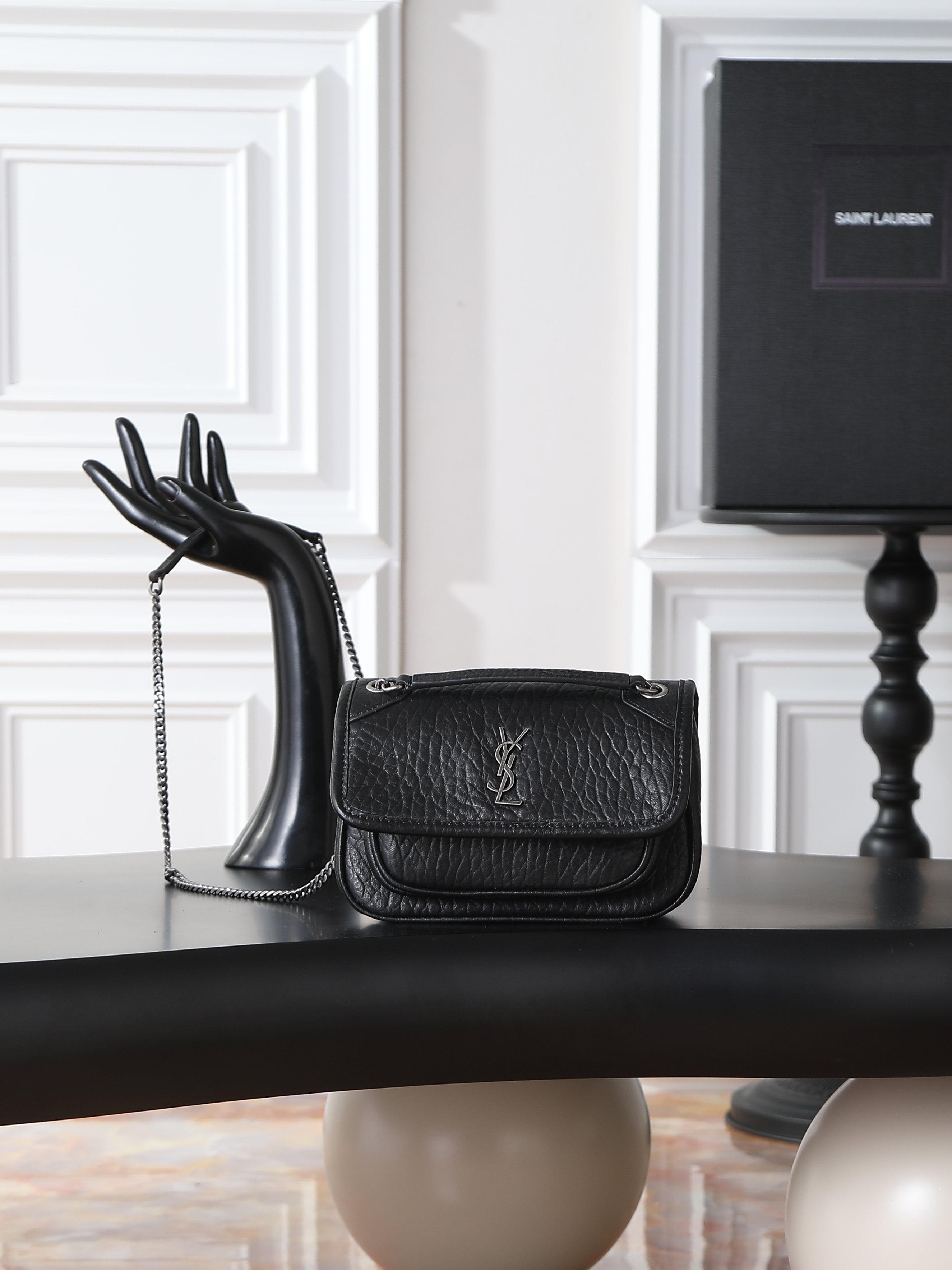 NO:659450,Black elephant pattern silver buckle · 18cm The new member of the Niki family, the mini is simply not too cool. The bag shape is good-looking and has no flaws. The soft sheepskin creates a retro style. It can be carried cross-body or under the arm. It is full of aura and can be worn by both men and women. It has both fashion and functionality. The upper body is comfortable and fashionable. The capacity is well arranged for daily travel. Model No. 828736 Size 18×12.5×5cm, saint laurent, saint laurent, sheepskin19860909黑色大象纹银扣·18cm Niki家族新添成员 mini简直不要太酷,包型好看没有缺点,柔软羊皮营造出复古照旧风格 斜挎或者腋下都很可 气场十足男女均可驾驭 时尚与功能兼备 上身舒适又时髦 容量日常出行妥妥安排到位 款号828736 尺寸18×12.5×5cm,圣罗兰,saint laurent,sheepskin,Bag