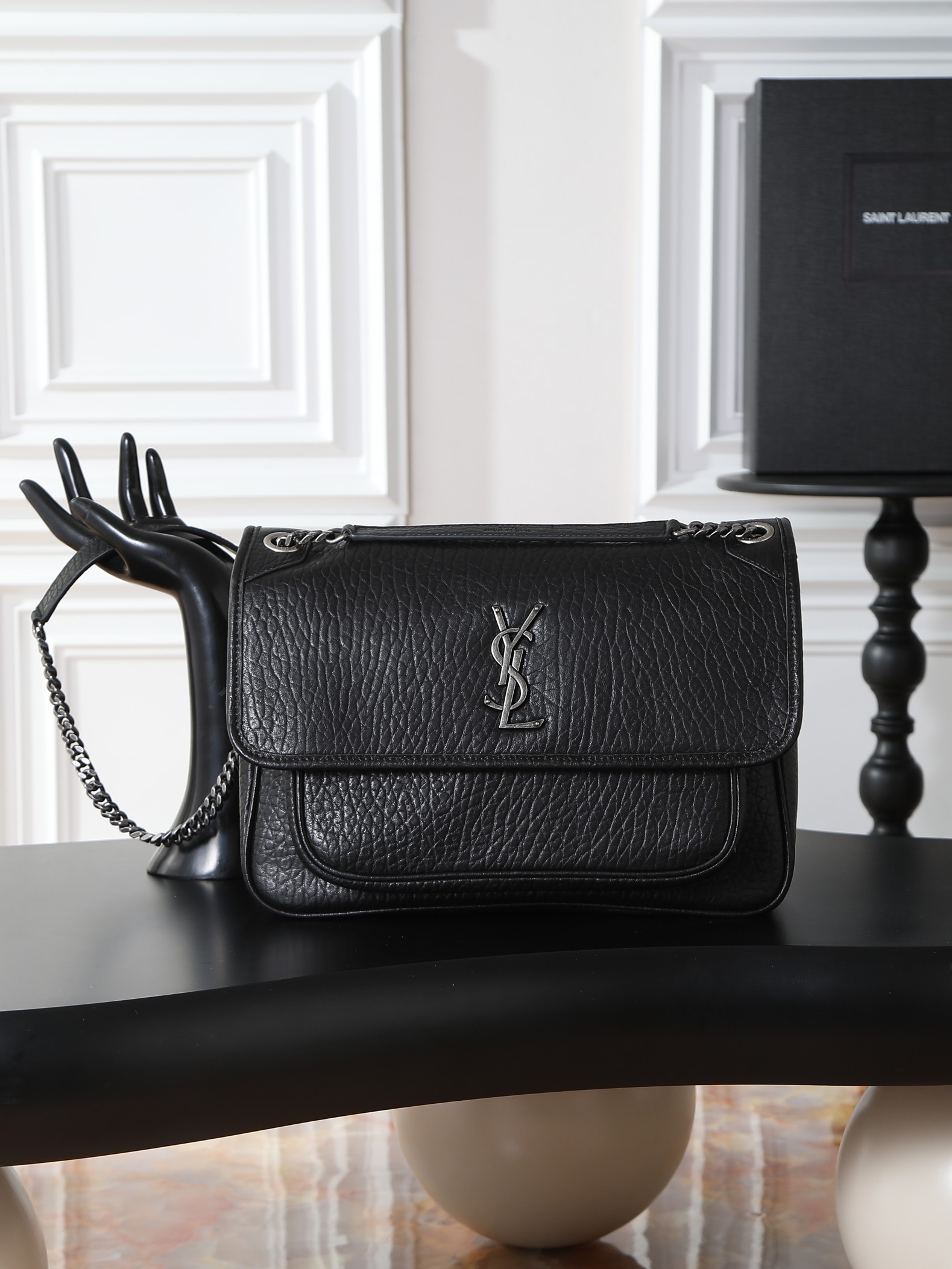 NO:659453,Black elephant pattern with silver buckle · 32cm Niki is not too cool, the bag shape is good-looking and has no flaws, the soft and delicate sheepskin creates a retro style. It can be carried in the hand or under the arm. It is full of aura and can be carried by both men and women. It is fashionable and functional. The upper body is comfortable and fashionable. The large capacity is well arranged for daily commuting and travel. Style No. 498830, 633157 Size 32×23×9cm, Yves Saint Laurent, Saint  laurent,sheepskin19860909黑色大象纹配银扣·32cm Niki 简直不要太酷,包型好看没有缺点,柔软细腻羊皮营造出复古照旧风格 手拎或者腋下都很可 气场十足男女均可驾驭 时尚与功能兼备 上身舒适又时髦 超大容量日常通勤旅行妥妥安排到位 款号498830,633157 尺寸32×23×9cm,圣罗兰,saint laurent,sheepskin,Bag