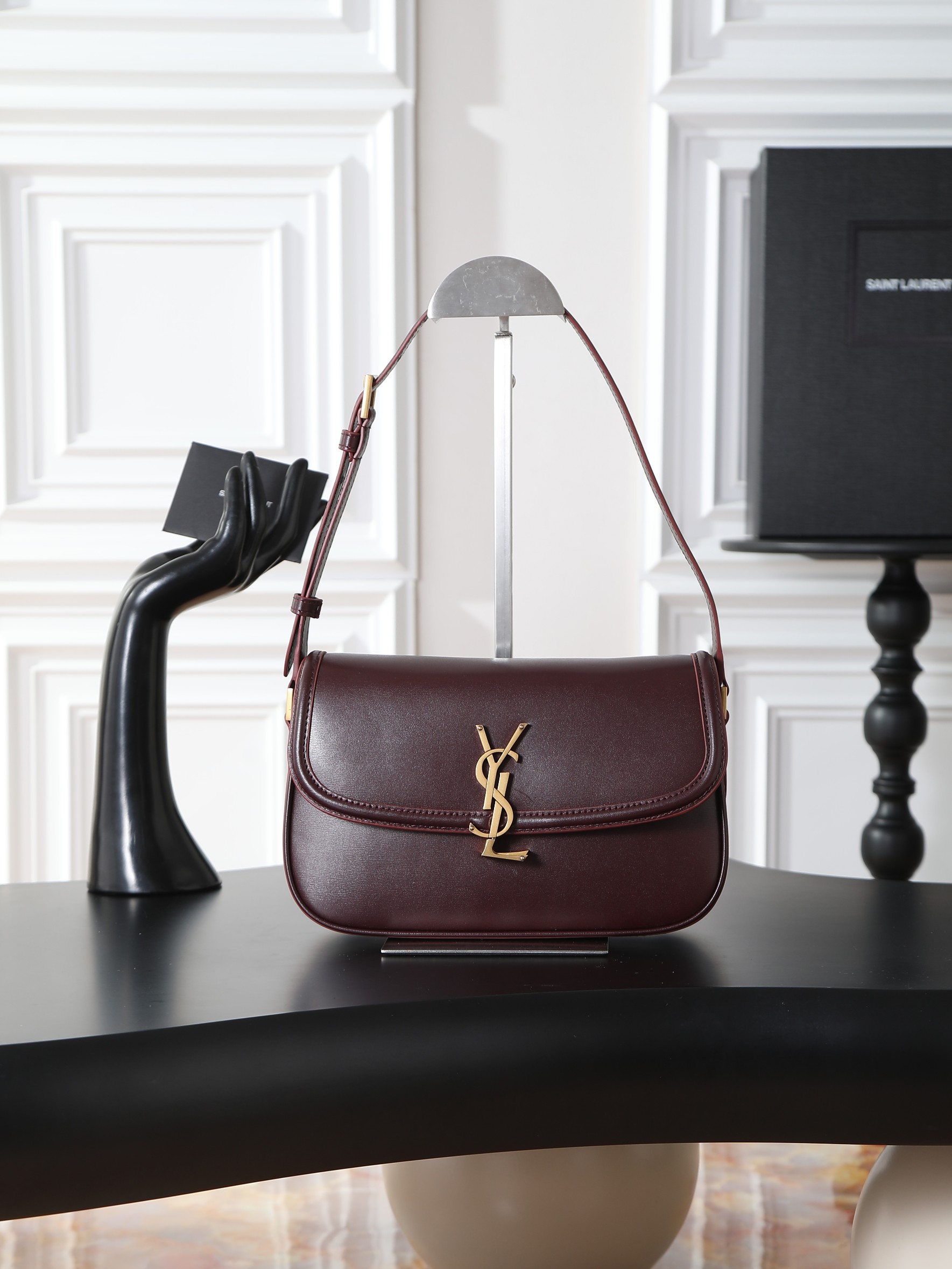 NO:659438,Maroon · 24cm SOLFERINO BOX · Underarm bag This underarm bag is light and delicate. It is made of box cowhide imported from Italy, LE CASSANDRE lock closure hardware, sheepskin lining, and adjustable shoulder straps, making it easy to carry on the shoulder!  Retro new fashion, elegant, intellectual and generous, a versatile bag!  Batch item number 832330 size 24.5×15×8.5cm, saint laurent, saint laurent, cowhide, sheepskin19860909枣红色·24cm SOLFERINO BOX·腋下包 这款腋下包轻盈精致 意大利进口box牛皮,LE CASSANDRE锁扣开合五金,羊皮内衬,肩带可调节,便于肩背携带！复古新风尚 优雅知性大方的一款百搭包包！批 货号832330 尺寸24.5×15×8.5cm,圣罗兰,saint laurent,cowhide,sheepskin,Bag