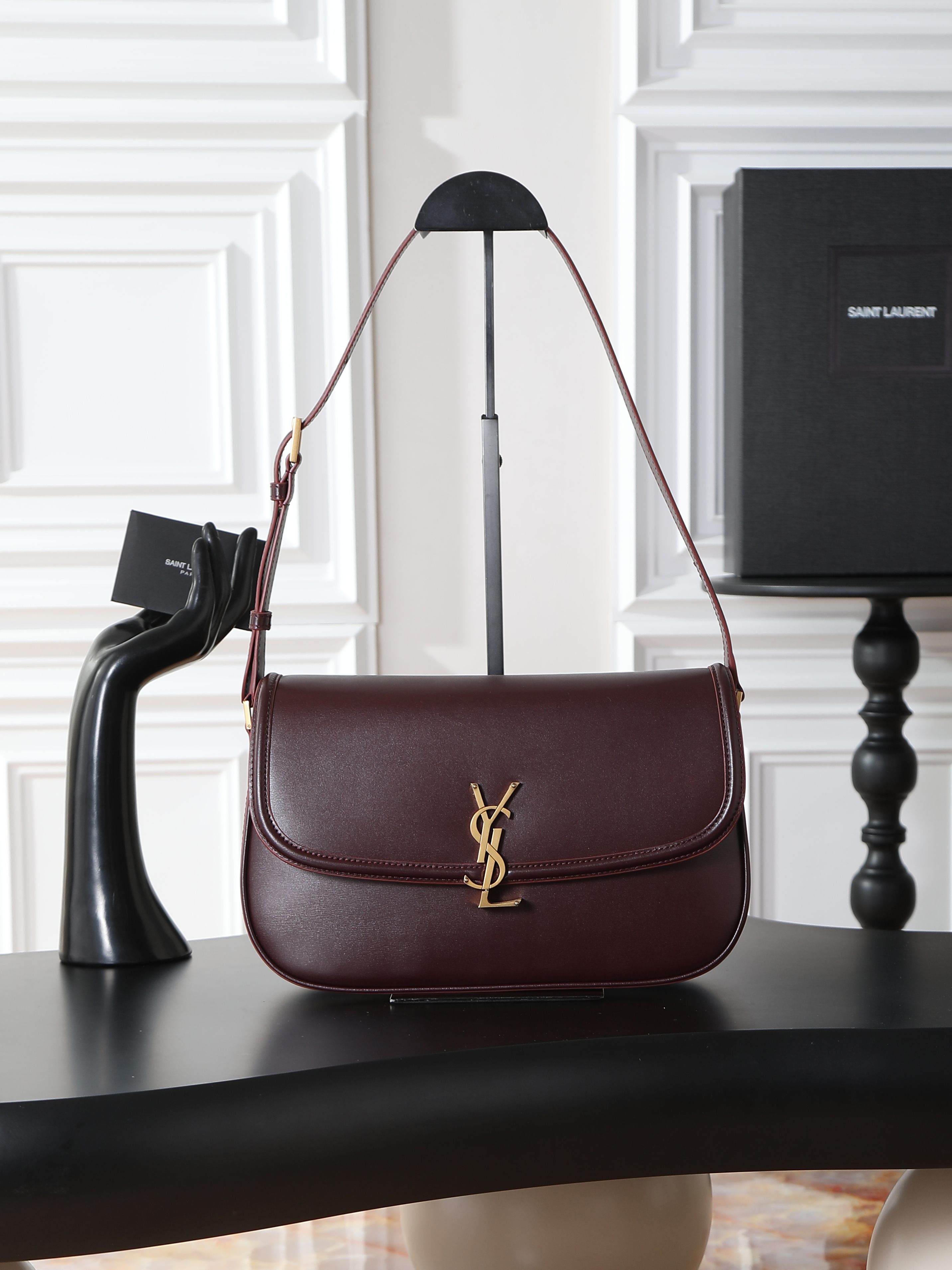 NO:659440,Maroon · 29cm SOLFERINO BOX · Underarm bag This underarm bag is light and delicate. It is made of box cowhide imported from Italy, LE CASSANDRE lock closure hardware, sheepskin lining, and adjustable shoulder straps, making it easy to carry on the shoulder!  Retro new fashion, elegant, intellectual and generous, a versatile bag!  Batch item number 832332 size 29×18×4-9cm, saint laurent, saint laurent, cowhide, sheepskin19860909枣红色·29cm SOLFERINO BOX·腋下包 这款腋下包轻盈精致 意大利进口box牛皮,LE CASSANDRE锁扣开合五金,羊皮内衬,肩带可调节,便于肩背携带！复古新风尚 优雅知性大方的一款百搭包包！批 货号832332 尺寸29×18×4-9cm,圣罗兰,saint laurent,cowhide,sheepskin,Bag