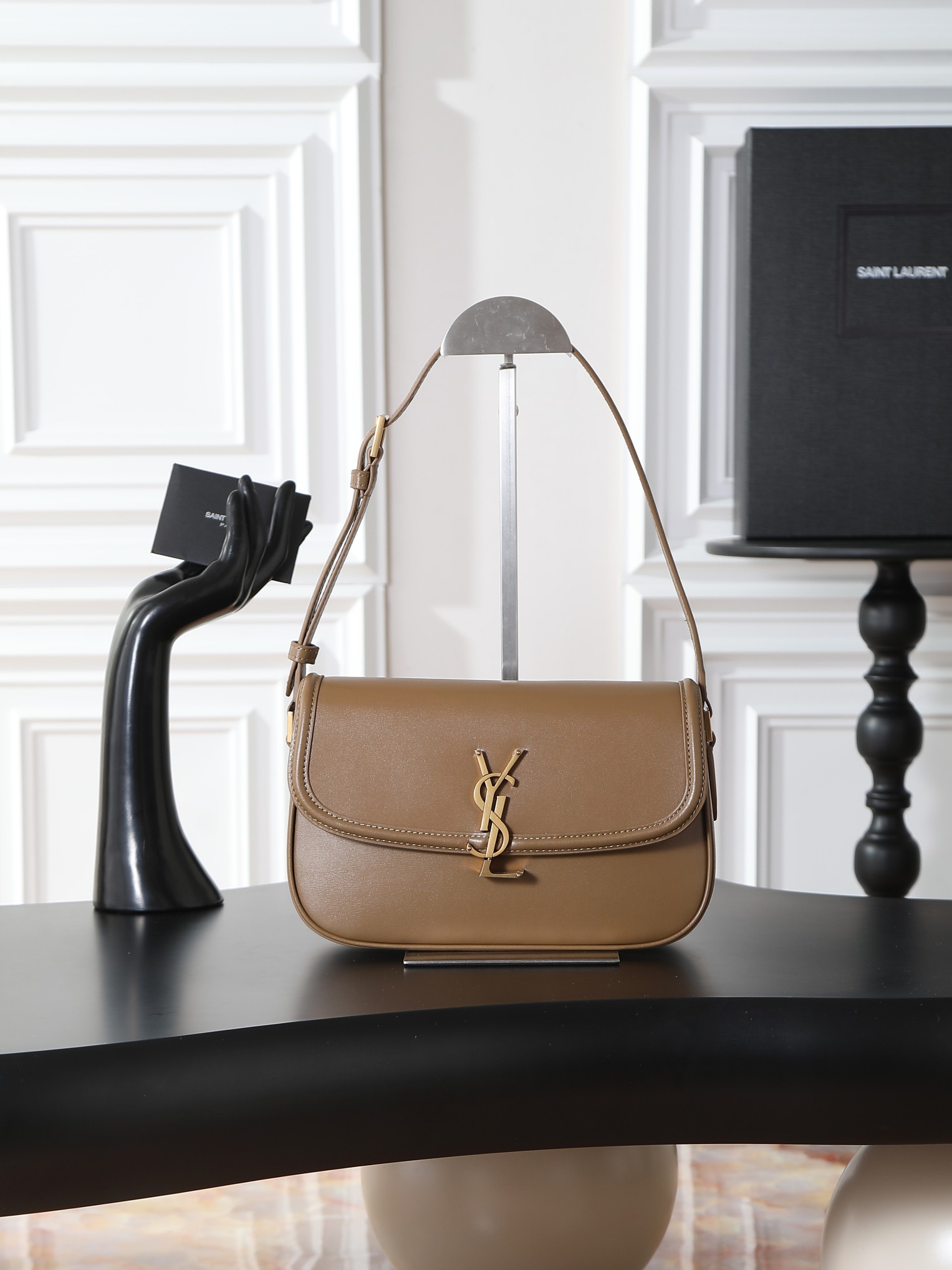 NO:659435,Apricot · 24cm SOLFERINO BOX · Underarm bag This underarm bag is light and exquisite. It is made of box cowhide imported from Italy, LE CASSANDRE lock closure hardware, sheepskin lining, and adjustable shoulder straps, making it easy to carry on the shoulder!  Retro new fashion, elegant, intellectual and generous, a versatile bag!  Batch item number 832330 size 24.5×15×8.5cm, saint laurent, saint laurent, cowhide, sheepskin19860909杏色·24cm SOLFERINO BOX·腋下包 这款腋下包轻盈精致 意大利进口box牛皮,LE CASSANDRE锁扣开合五金,羊皮内衬,肩带可调节,便于肩背携带！复古新风尚 优雅知性大方的一款百搭包包！批 货号832330 尺寸24.5×15×8.5cm,圣罗兰,saint laurent,cowhide,sheepskin,Bag