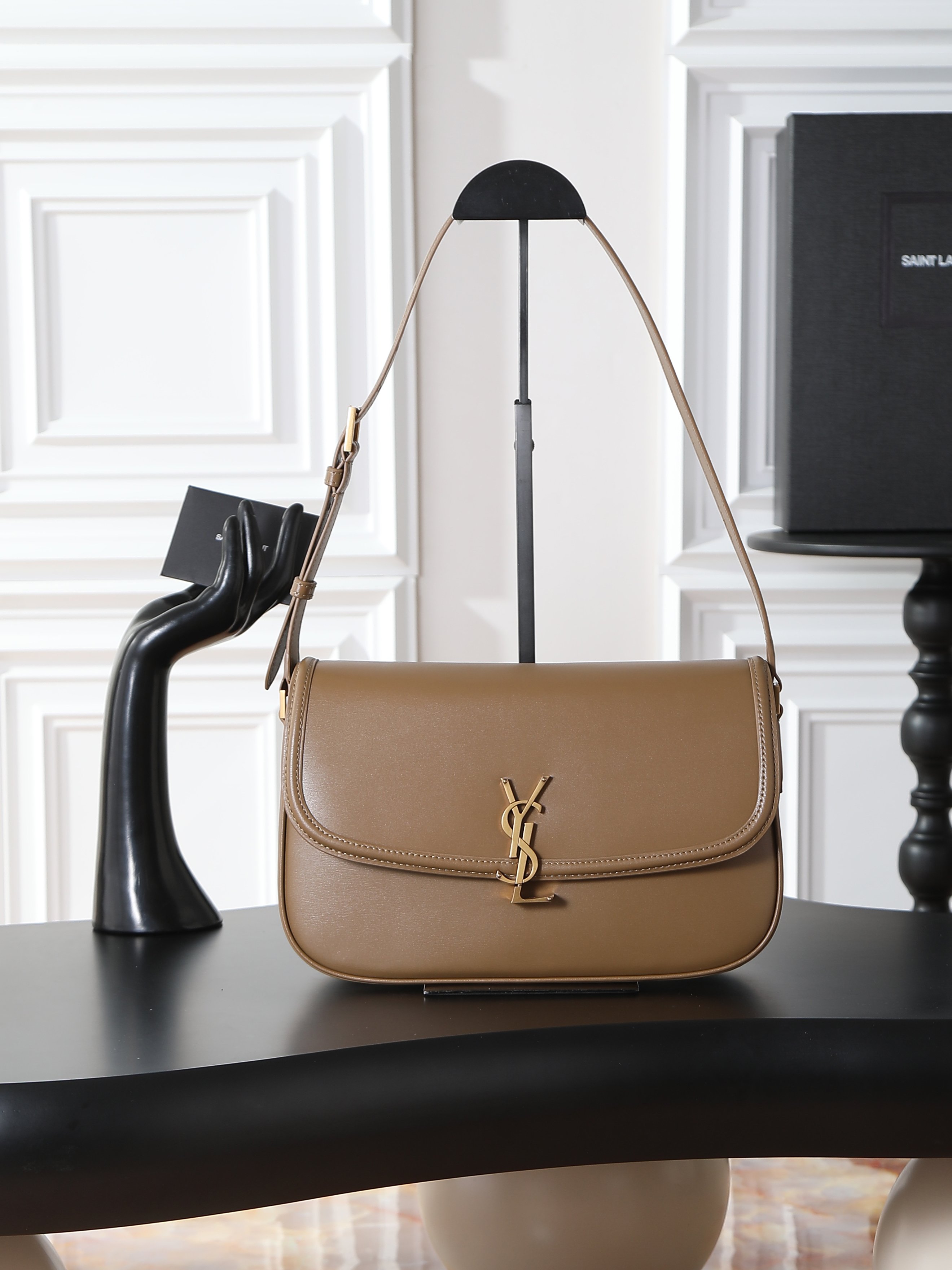 NO:659437,Apricot · 29cm SOLFERINO BOX · Underarm bag This underarm bag is light and exquisite. It is made of box cowhide imported from Italy, LE CASSANDRE lock closure hardware, sheepskin lining, and adjustable shoulder straps, making it easy to carry on the shoulder!  Retro new fashion, elegant, intellectual and generous, a versatile bag!  Batch item number 832332 size 29×18×4-9cm, saint laurent, saint laurent, cowhide, sheepskin19860909杏色·29cm SOLFERINO BOX·腋下包 这款腋下包轻盈精致 意大利进口box牛皮,LE CASSANDRE锁扣开合五金,羊皮内衬,肩带可调节,便于肩背携带！复古新风尚 优雅知性大方的一款百搭包包！批 货号832332 尺寸29×18×4-9cm,圣罗兰,saint laurent,cowhide,sheepskin,Bag