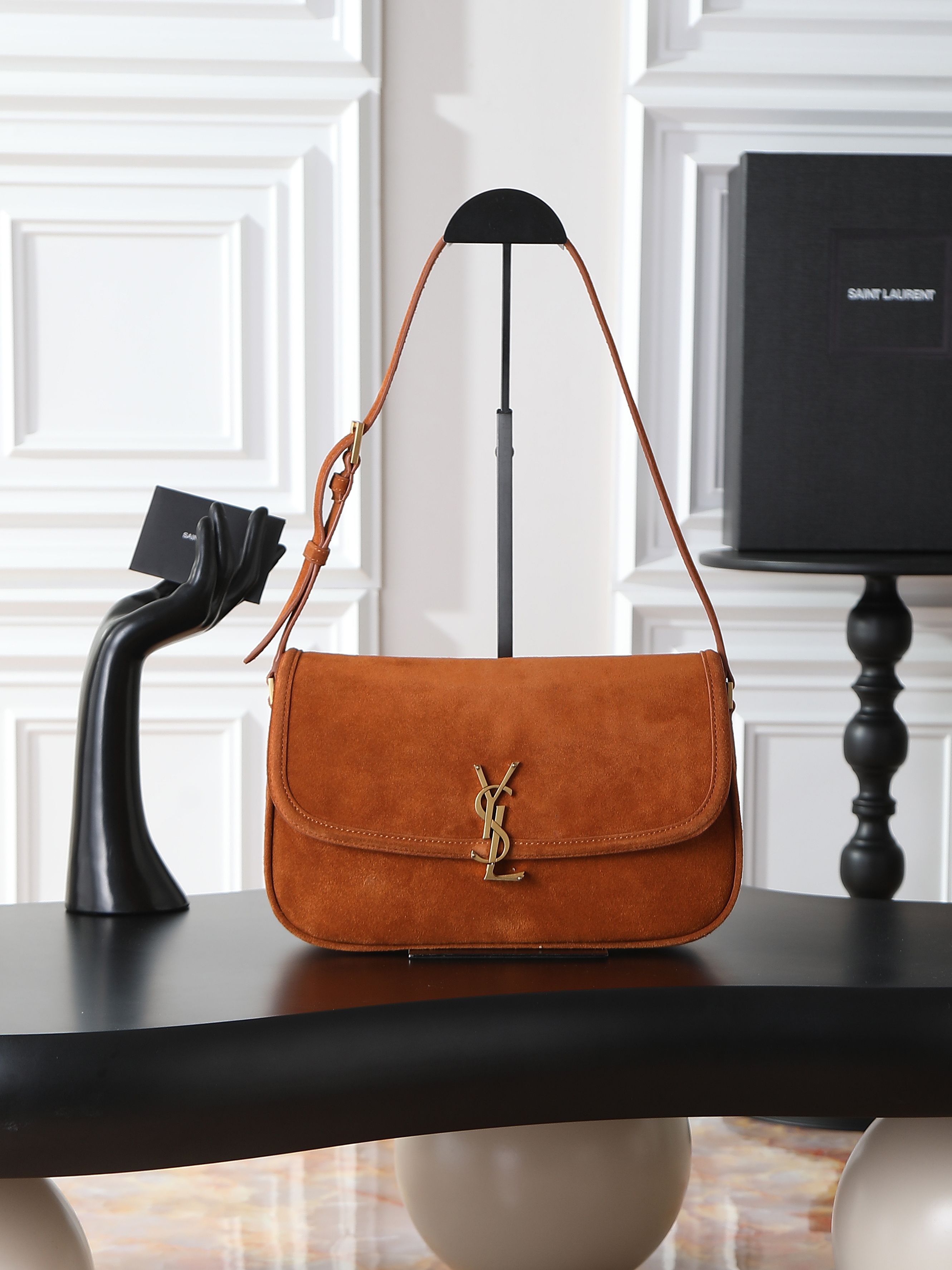 NO:659443,Suede model · 29cm SOLFERINO BOX · Underarm bag This underarm bag is light and exquisite. It is imported from Italy box cowhide, LE CASSANDRE lock closure hardware, sheepskin lining, adjustable shoulder strap, easy to carry on the shoulder!  Retro new fashion, elegant, intellectual and generous, a versatile bag!  Batch item number 832332 size 29×18×4-9cm, saint laurent, saint laurent, cowhide, sheepskin, chamois leather19860909麂皮款·29cm SOLFERINO BOX·腋下包 这款腋下包轻盈精致 意大利进口box牛皮,LE CASSANDRE锁扣开合五金,羊皮内衬,肩带可调节,便于肩背携带！复古新风尚 优雅知性大方的一款百搭包包！批 货号832332 尺寸29×18×4-9cm,圣罗兰,saint laurent,cowhide,sheepskin,chamois leather,Bag