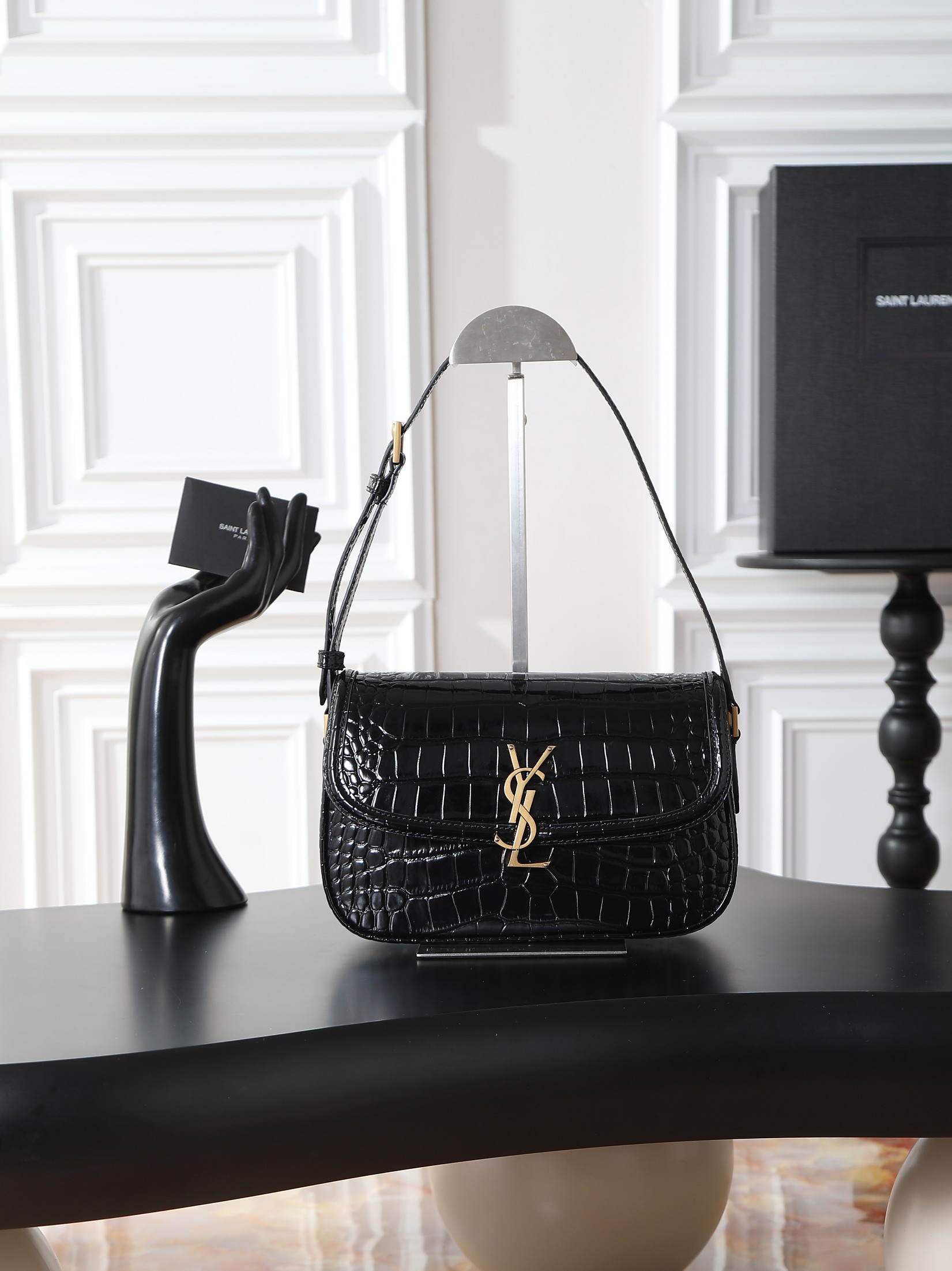 NO:659446,Black crocodile pattern gold buckle · 24cm SOLFERINO BOX · Armpit bag This armpit bag is light and delicate. It is imported from Italy crocodile pattern cowhide, LE CASSANDRE lock closure hardware, sheepskin lining, adjustable shoulder strap, easy to carry on the shoulder!  Retro new fashion, elegant, intellectual and generous, a versatile bag!  Batch item number 832330 size 24.5×15×8.5cm, saint laurent, saint laurent, cowhide, sheepskin19860909黑色鳄鱼纹金扣·24cm SOLFERINO BOX·腋下包 这款腋下包轻盈精致 意大利进口鳄鱼纹牛皮,LE CASSANDRE锁扣开合五金,羊皮内衬,肩带可调节,便于肩背携带！复古新风尚 优雅知性大方的一款百搭包包！批 货号832330 尺寸24.5×15×8.5cm,圣罗兰,saint laurent,cowhide,sheepskin,Bag