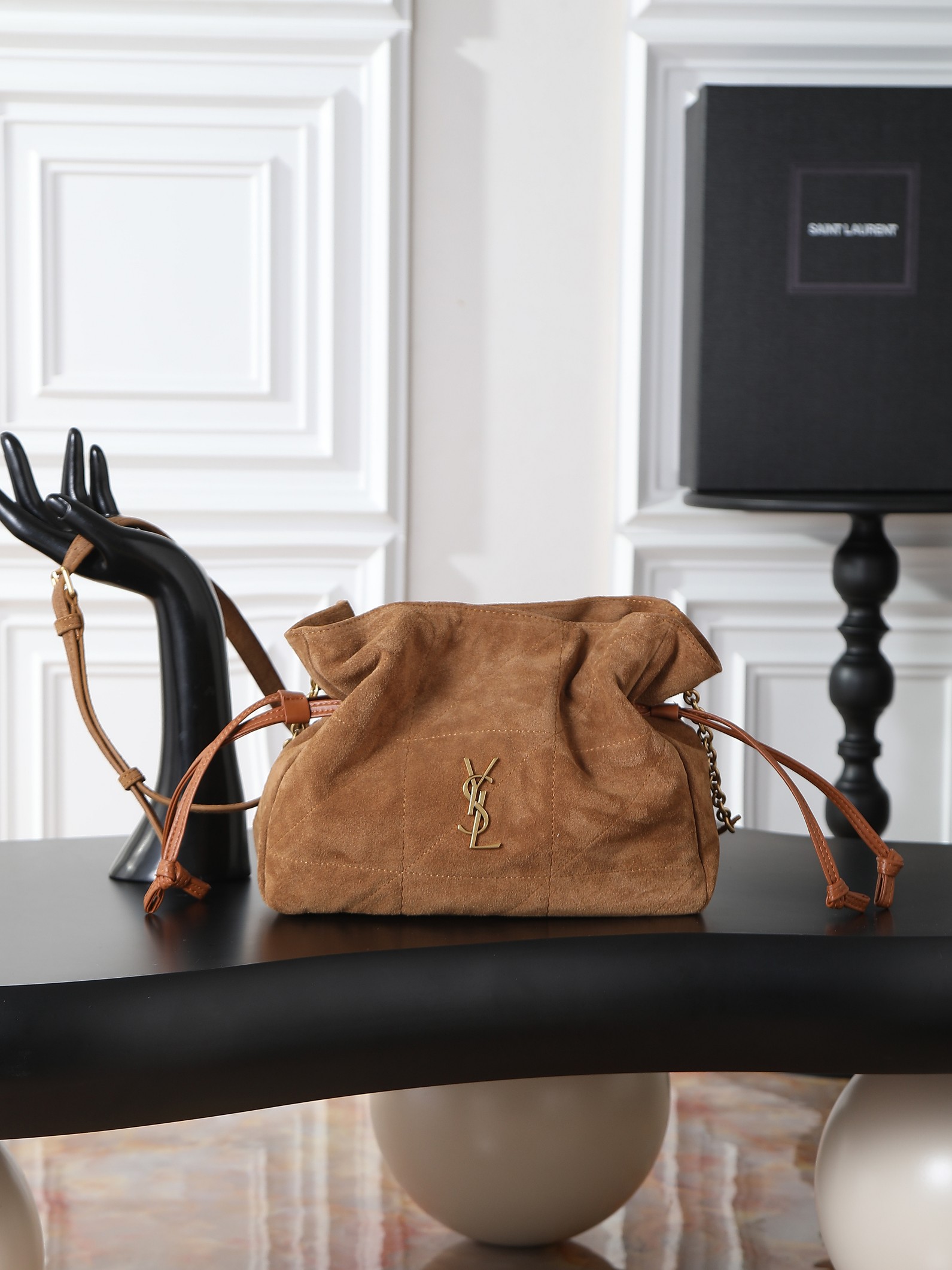 NO:659454,Matte suede/antique gold YSL’s latest cross-body lucky bag small size has been shipped!  The new size of the lucky bag is so cute, let’s plant it together. Jamie 4.3 large po designers really understand what consumers need, right? Many tote bag designs cannot achieve both beauty and practicality, but!  This tote did it!  It is light, small and cute, and has a very good capacity. It is also very elegant!  It is a practical tote that has a design online and is full of luxury. I think it looks better than the 22bag!  Can this be said? Batch model 862712 size 26×18×11cm, saint laurent, saint laurent, saint laurent, totes, chamois leather19860909磨砂麂皮/古金YSL 最新斜跨福袋小号出货了！福袋新尺寸好可爱,一起来种草吧.Jamie 4.3 large po设计师真的太懂消费者需要什么了吧很多托特包的设计都没法让颜值和实用性两者都兼得,但是！这只tote做到了！它包身轻,小巧可爱容量也是很OK哦.而且还很优雅！是有设计在线,且贵气满满的实用型tote,我觉得比22bag好看耶！这是可以说的吗批 型号862712 尺寸26×18×11cm,圣罗兰,saint laurent,saint laurent,totes,chamois leather,Bag