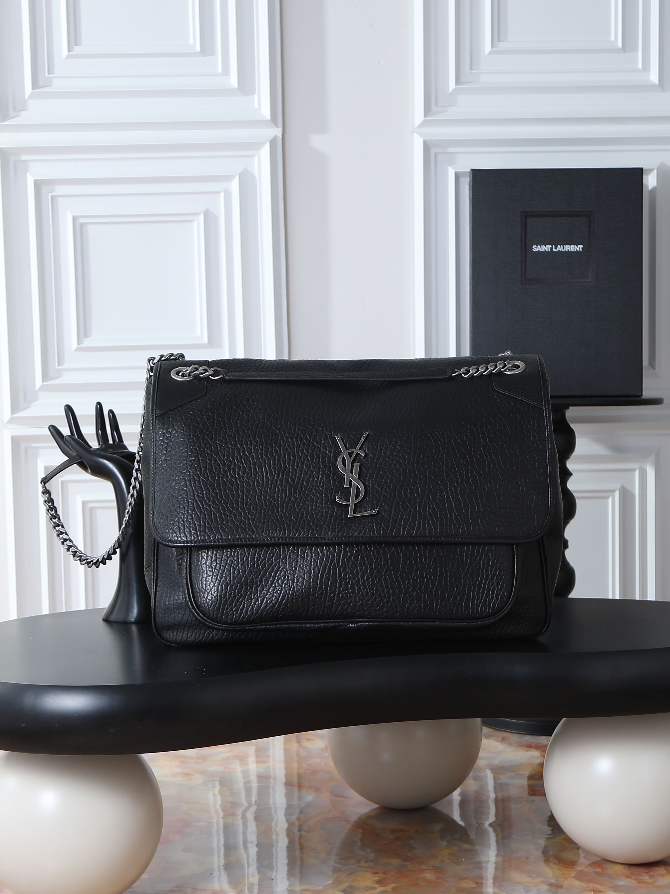 NO:659456,Black elephant pattern silver buckle · 47cm extra large _ niki bag. It is not too cool. The bag shape is good-looking and has no flaws. The soft and delicate sheepskin creates a retro style. It can be carried in the hand or under the arm. It is full of aura and can be carried by both men and women. It is fashionable and functional. The upper body is comfortable and fashionable. The large capacity is well arranged for daily commuting and travel. Model number 755857, size 47×34×16cm, Yves Saint Laurent, saint  laurent,sheepskin19860909黑色大象纹银扣·47cm 超大号_niki包包 简直不要太酷,包型好看没有缺点,柔软细腻羊皮营造出复古照旧风格 手拎或者腋下都很可 气场十足男女均可驾驭 时尚与功能兼备 上身舒适又时髦 超大容量日常通勤旅行妥妥安排到位 款号755857 尺寸47×34×16cm,圣罗兰,saint laurent,sheepskin,Bag