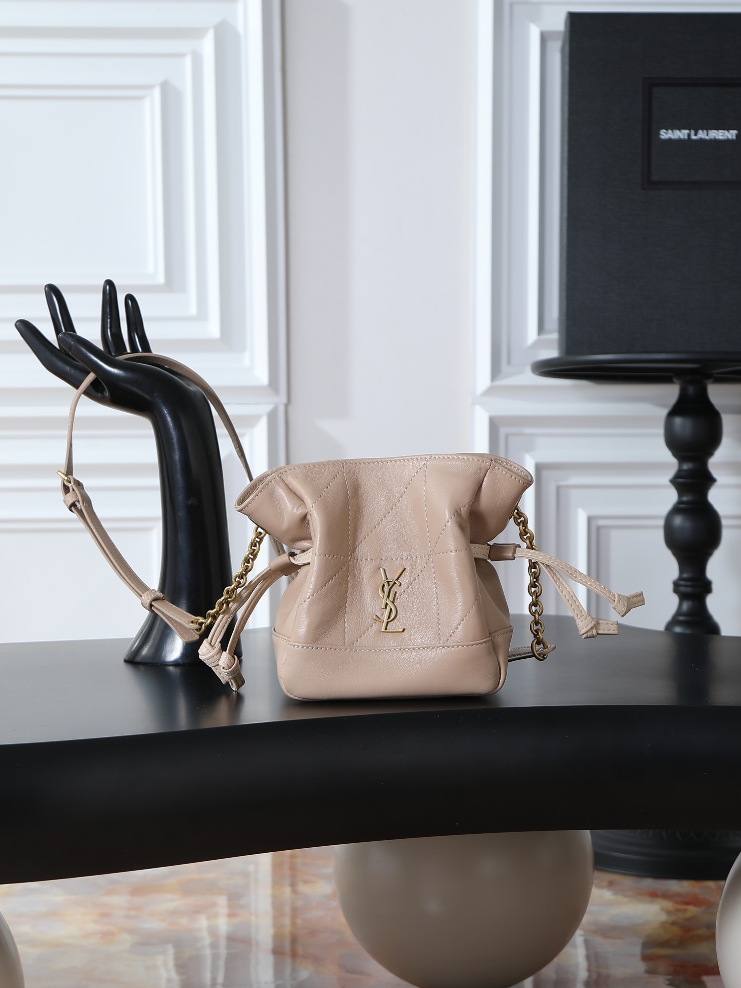 NO:659464,Apricot sheepskin/antique gold YSL latest cross-body lucky bag mini size has been shipped!  The new size of the lucky bag is so cute, let’s plant it together. Jamie 4.3 large po designers really understand what consumers need, right? Many tote bag designs cannot achieve both beauty and practicality, but!  This tote did it!  It is light, small and cute, and has a very good capacity. It is also very elegant!  It is a practical tote that has a design online and is full of luxury. Can you say this? Batch model 859174, size 14.5×15.5×8cm, saint laurent, saint laurent, saint laurent, totes, sheepskin19860909杏色羊皮/古金YSL 最新斜跨福袋迷你号出货了！福袋新尺寸好可爱,一起来种草吧.Jamie 4.3 large po设计师真的太懂消费者需要什么了吧很多托特包的设计都没法让颜值和实用性两者都兼得,但是！这只tote做到了！它包身轻,小巧可爱容量也是很OK哦.而且还很优雅！是有设计在线,且贵气满满的实用型tote,这是可以说的吗批 型号859174 尺寸14.5×15.5×8cm,圣罗兰,saint laurent,saint laurent,totes,sheepskin,Bag