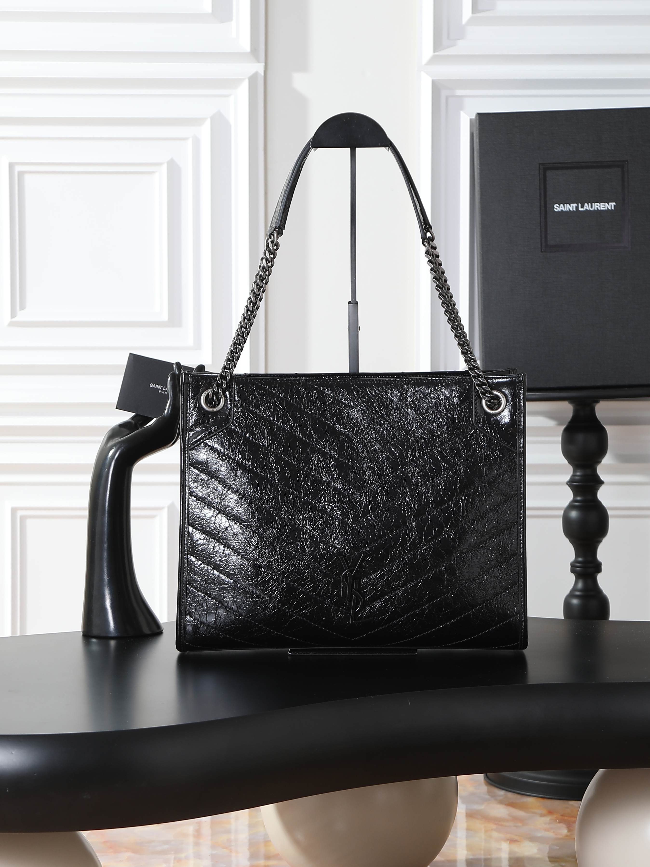 NO:659504,Black silver buckle · Niki shopping bag_ Made of wrinkled waxed cowhide imported from Italy, the hardware is wrapped entirely in cowhide, and the craftsmanship is very exquisite!  There is a magnetic buckle in the middle of the bag, which ensures the safety of the bag. There is a zipper compartment and an open slot inside, which can be used to store mobile phones and change cards, making it easy to take and prevent you from finding things because it is a big bag. The bag is very light and has a large capacity. It can be switched between a briefcase, a travel bag, a shopping bag, and a mom bag at will, making it extremely practical!  Model 577999 size 33x27x11.5cm, saint laurent, saint laurent, travel bags, cowhide19860909黑色银扣· Niki shopping bag_ 意大利进口抓皱油蜡牛皮,五金是全牛皮包裹,工艺十分精湛！包袋中间有磁吸扣,保障了包包使用的安全性；内里有一拉链隔层及敞口插槽设计可放手机及零钱卡片,方便拿取,不会出现因为是大包而出现找不到东西的情况；包包自重非常轻,容量又足够大,公文包、旅行包、购物袋、妈妈包随意切换,实用性爆表！ 型号577999 尺寸33x27x11.5cm,圣罗兰,saint laurent,travel bags,cowhide,Bag