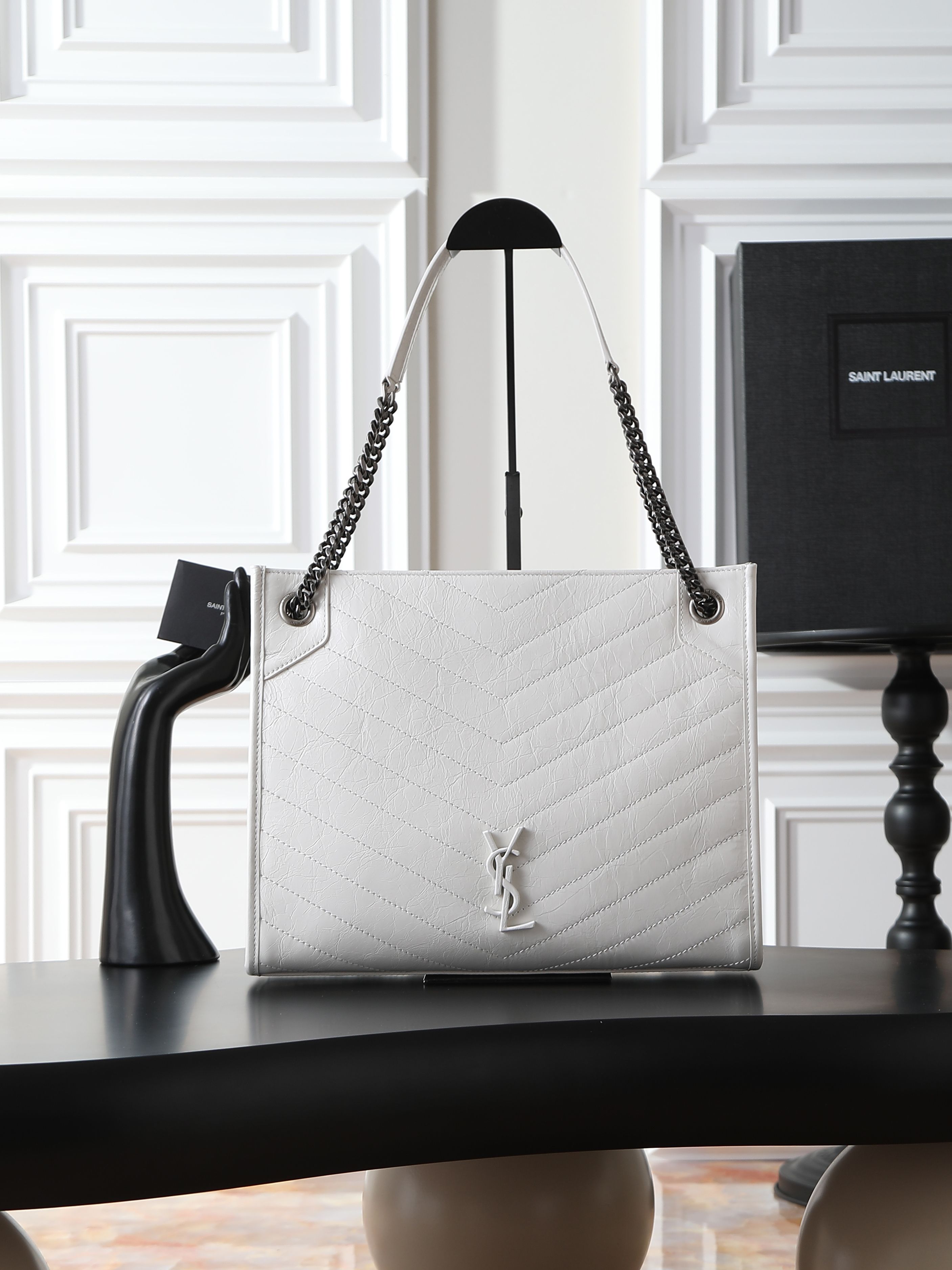 NO:659514,Milky silver buckle · Niki shopping bag_ Made of wrinkled waxed cowhide imported from Italy, the hardware is wrapped entirely in cowhide, and the craftsmanship is very exquisite!  There is a magnetic buckle in the middle of the bag, which ensures the safety of the bag. There is a zipper compartment and an open slot inside, which can be used to store mobile phones and change cards, making it easy to take and prevent you from finding things because it is a big bag. The bag is very light and has a large capacity. It can be switched between a briefcase, a travel bag, a shopping bag, and a mom bag at will, making it extremely practical!  Model 577999 size 33x27x11.5cm, saint laurent, saint laurent, travel bags, cowhide19860909奶白银扣· Niki shopping bag_ 意大利进口抓皱油蜡牛皮,五金是全牛皮包裹,工艺十分精湛！包袋中间有磁吸扣,保障了包包使用的安全性；内里有一拉链隔层及敞口插槽设计可放手机及零钱卡片,方便拿取,不会出现因为是大包而出现找不到东西的情况；包包自重非常轻,容量又足够大,公文包、旅行包、购物袋、妈妈包随意切换,实用性爆表！ 型号577999 尺寸33x27x11.5cm,圣罗兰,saint laurent,travel bags,cowhide,Bag