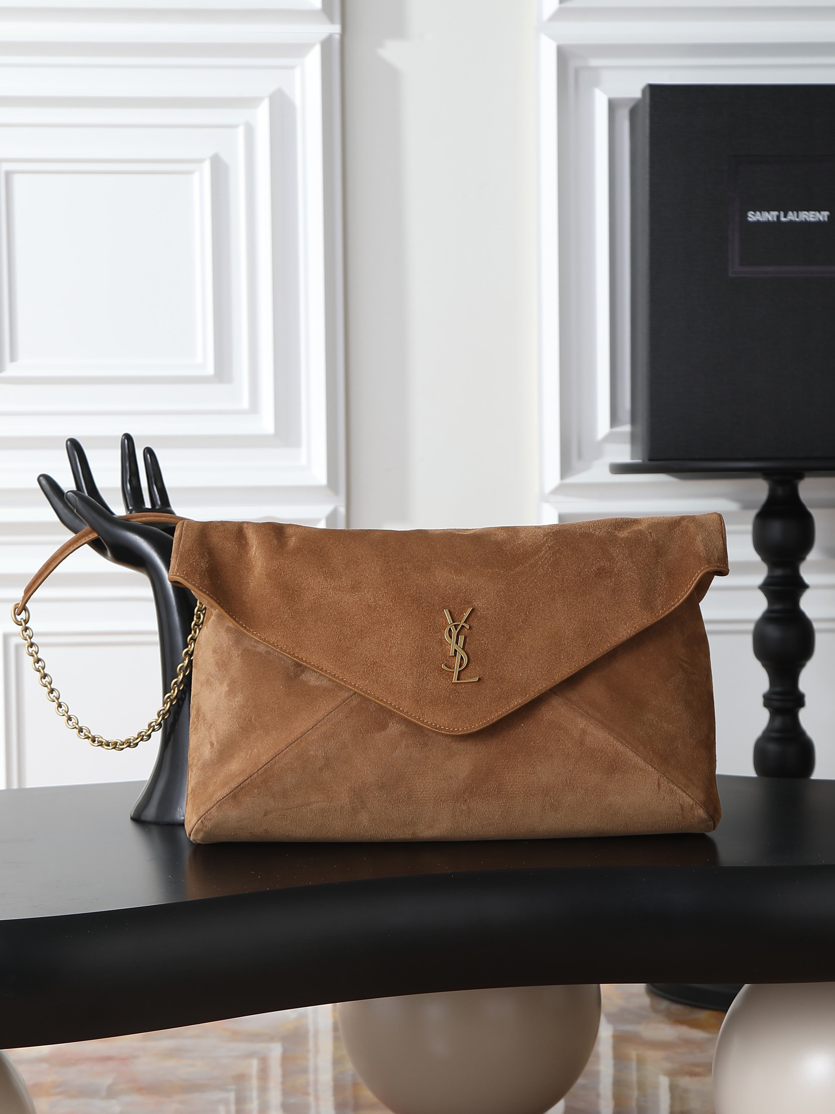 NO:659476,LE envelope-style chain clutch, extra large soft clutch, has a smart personality, fashionable and versatile style, the shoulder strap can be stored, can be carried on the shoulder, or used as a clutch. The hand effect is exquisite and cool, ultra-light weight, and the capacity is nice!  The sheepskin material is soft, delicate and high-end, super durable, full of minimalist style, and the upper body is high-end and cool!  Batch number 841702, size 35×22×3cm, saint laurent, saint laurent, handbag, sheepskin19860909LE 信封式链条手拿包 超大柔软手拿包 个性干练,款式时尚百搭,肩带可收纳,既可肩背,也可以做为手拿包使用.手拿效果精致酷飒,超轻自重,容量 nice！羊皮材质柔软细腻又高级,超耐用,极简风拉满,上身高级又酷飒！批 款号841702 尺寸35×22×3cm,圣罗兰,saint laurent,handbag,sheepskin,Bag