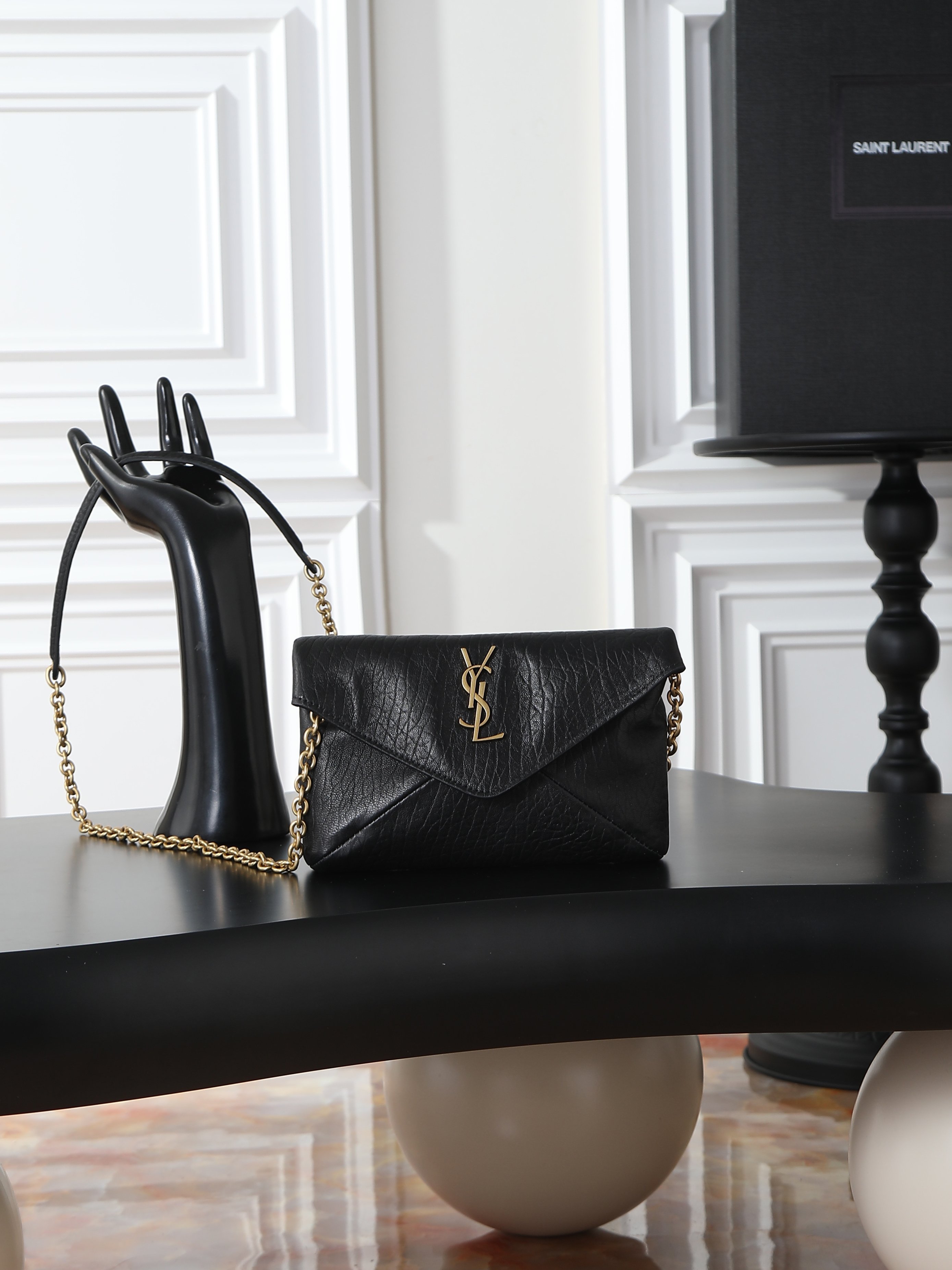 NO:659480,Calypso's new mini chain bag New chain bag has a smart personality. The chain is detachable and can be used as a hand bag. It has a delicate and cool hand effect. It is ultra-light and has a nice capacity!  The sheepskin material is soft, delicate, high-end, super durable, and goes well with autumn and winter. It can be worn with various styles of coats, sweaters, and suits!  It’s full of minimalist style, and the upper body is high-end and cool!  Style No. 819271 Size 19×12×3cm, saint laurent, saint laurent, sweaters, business suit, sheepskin19860909Calypso 新款mini链条包 新款链条包 个性干练,链条可拆卸做手包,手拿效果精致酷飒,超轻自重,容量 nice！羊皮材质柔软细腻又高级,超耐用,与秋冬超搭,穿大衣/毛衣/西装各种风格都可搭配！又是极简风拉满,上身高级又酷飒！ 款号819271 尺寸19×12×3cm,圣罗兰,saint laurent,sweaters,business suit,sheepskin,Bag