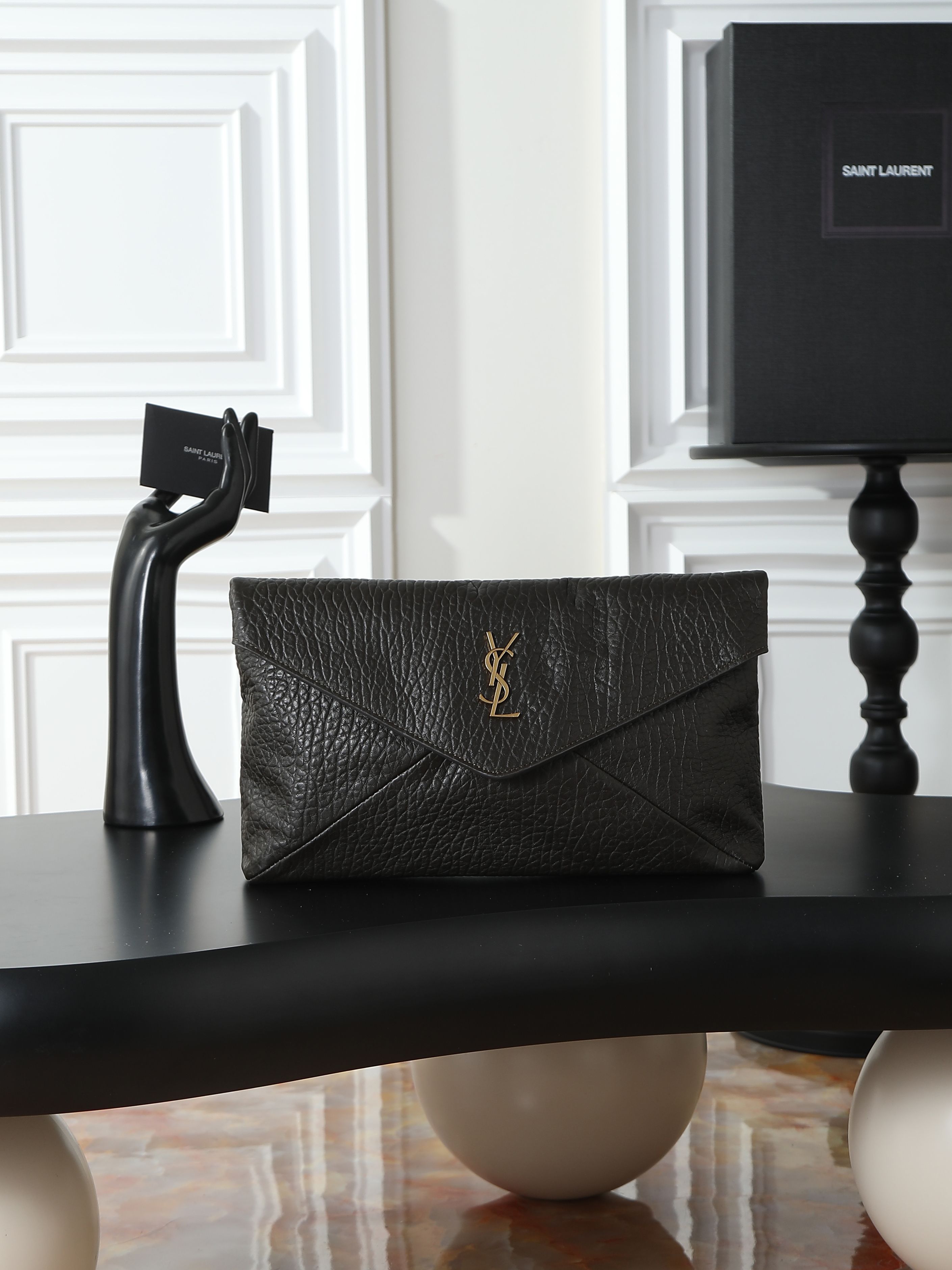 NO:659475,[Green] LE envelope-style clutch bag_ New clutch bag with smart personality, exquisite and cool hand effect, ultra-light weight, nice capacity!  The sheepskin material is soft, delicate, high-end, super durable, and goes well with autumn and winter. It can be worn with various styles of coats, sweaters, and suits!  It’s full of minimalist style, and the upper body is high-end and cool!  Style No. 769307 Size 29.5×18×4.5cm, saint laurent, saint laurent, handbag, sweaters, business suit, sheepskin19860909【绿色】 LE 信封式手拿包_ 新款手拿包 个性干练,手拿效果精致酷飒,超轻自重,容量 nice！羊皮材质柔软细腻又高级,超耐用,与秋冬超搭,穿大衣/毛衣/西装各种风格都可搭配！又是极简风拉满,上身高级又酷飒！ 款号769307 尺寸29.5×18×4.5cm,圣罗兰,saint laurent,handbag,sweaters,business suit,sheepskin,Bag