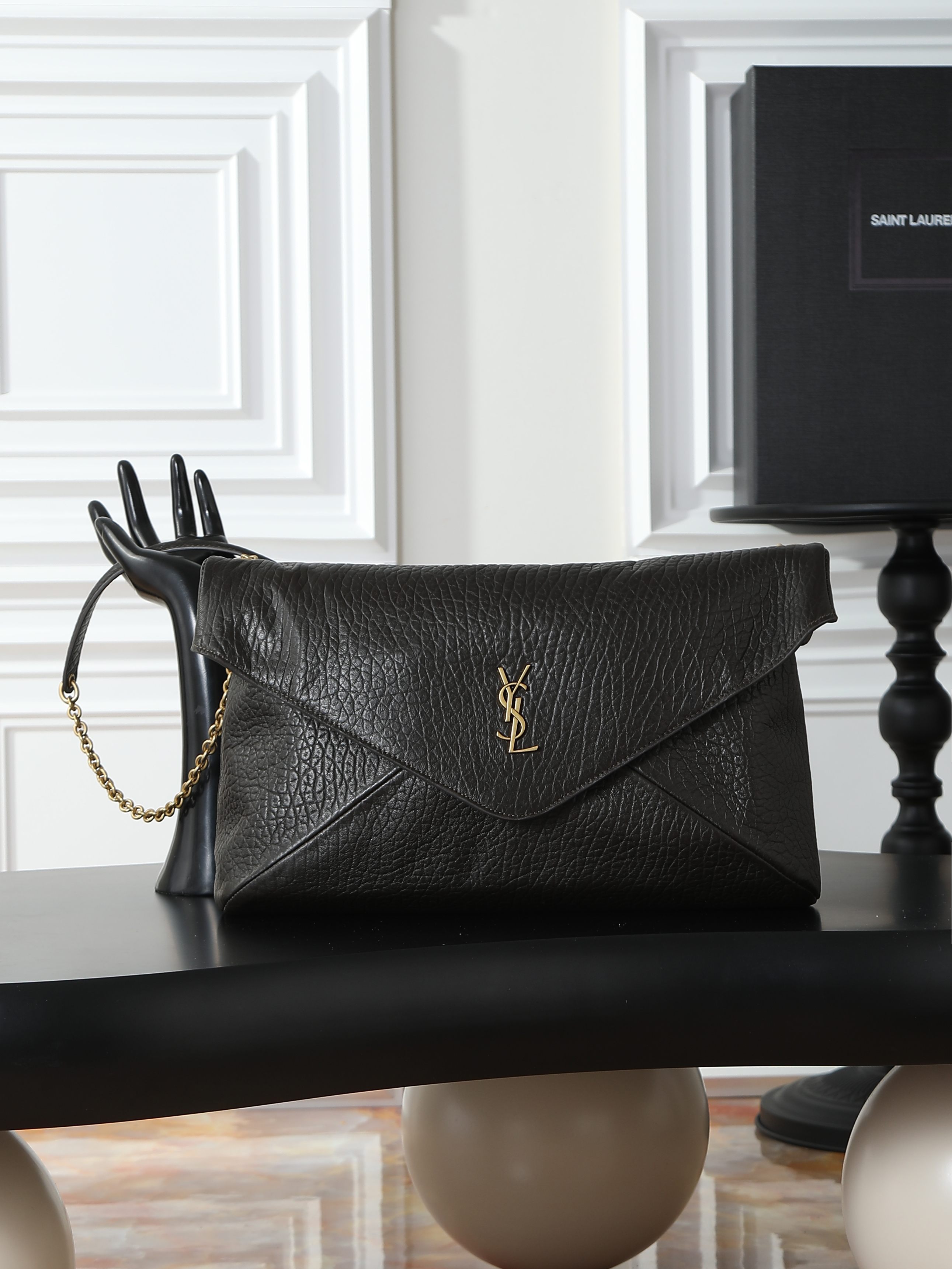 NO:659477,LE envelope-style chain clutch, extra large soft clutch, has a smart personality, fashionable and versatile style, the shoulder strap can be stored, can be carried on the shoulder, or used as a clutch. The hand effect is exquisite and cool, ultra-light weight, and the capacity is nice!  The sheepskin material is soft, delicate and high-end, super durable, full of minimalist style, and the upper body is high-end and cool!  Batch number 841702, size 35×22×3cm, saint laurent, saint laurent, handbag, sheepskin19860909LE 信封式链条手拿包 超大柔软手拿包 个性干练,款式时尚百搭,肩带可收纳,既可肩背,也可以做为手拿包使用.手拿效果精致酷飒,超轻自重,容量 nice！羊皮材质柔软细腻又高级,超耐用,极简风拉满,上身高级又酷飒！批 款号841702 尺寸35×22×3cm,圣罗兰,saint laurent,handbag,sheepskin,Bag