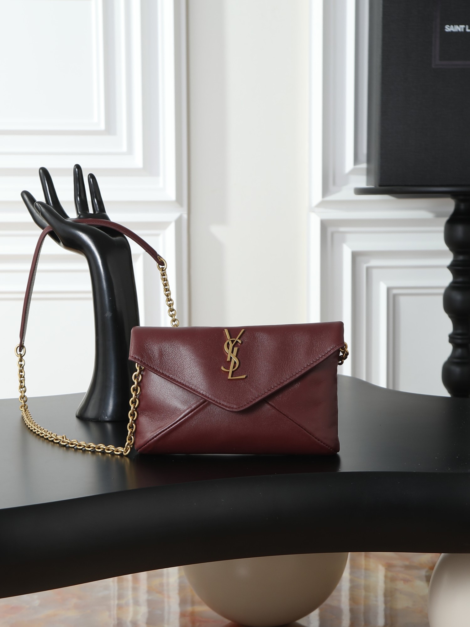 NO:659479,Calypso's new mini chain bag New chain bag has a smart personality. The chain is detachable and can be used as a hand bag. It has a delicate and cool hand effect. It is ultra-light and has a nice capacity!  The sheepskin material is soft, delicate, high-end, super durable, and goes well with autumn and winter. It can be worn with various styles of coats, sweaters, and suits!  It’s full of minimalist style, and the upper body is high-end and cool!  Style No. 819271 Size 19×12×3cm, saint laurent, saint laurent, sweaters, business suit, sheepskin19860909Calypso 新款mini链条包 新款链条包 个性干练,链条可拆卸做手包,手拿效果精致酷飒,超轻自重,容量 nice！羊皮材质柔软细腻又高级,超耐用,与秋冬超搭,穿大衣/毛衣/西装各种风格都可搭配！又是极简风拉满,上身高级又酷飒！ 款号819271 尺寸19×12×3cm,圣罗兰,saint laurent,sweaters,business suit,sheepskin,Bag